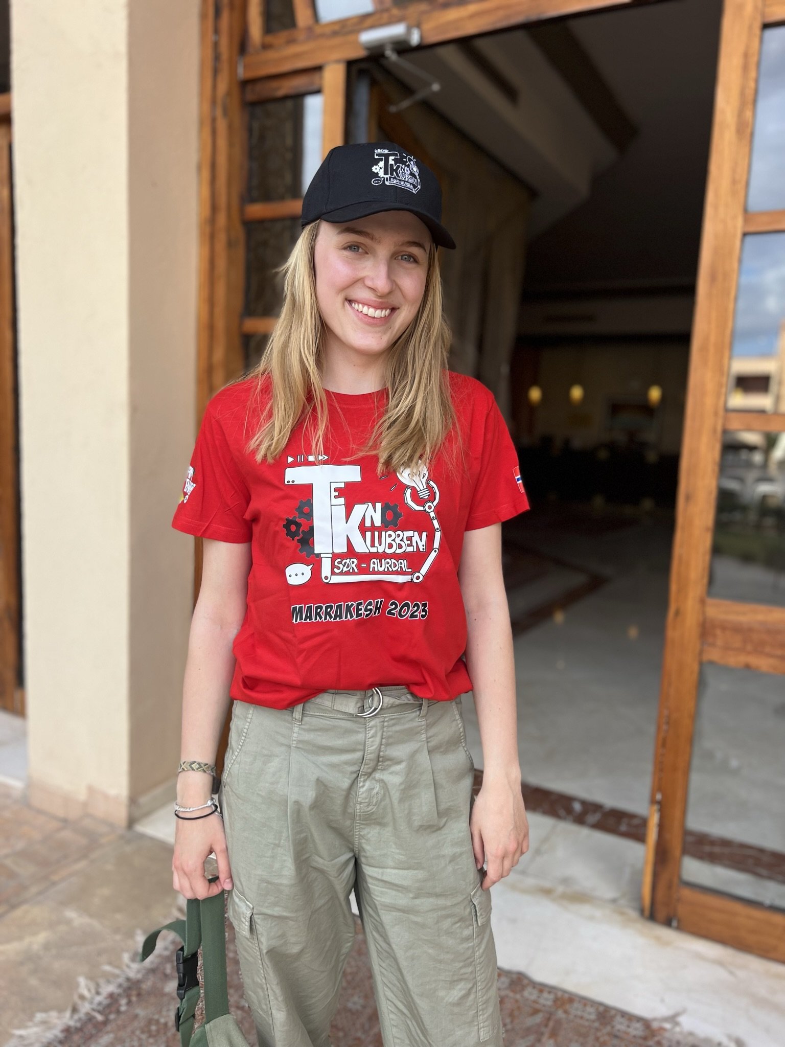 Oda Hjelle er med Martin Bordewich Strøm på filmteamet - de dokumenterer hele reisen og skriver om dette til lokalavisen