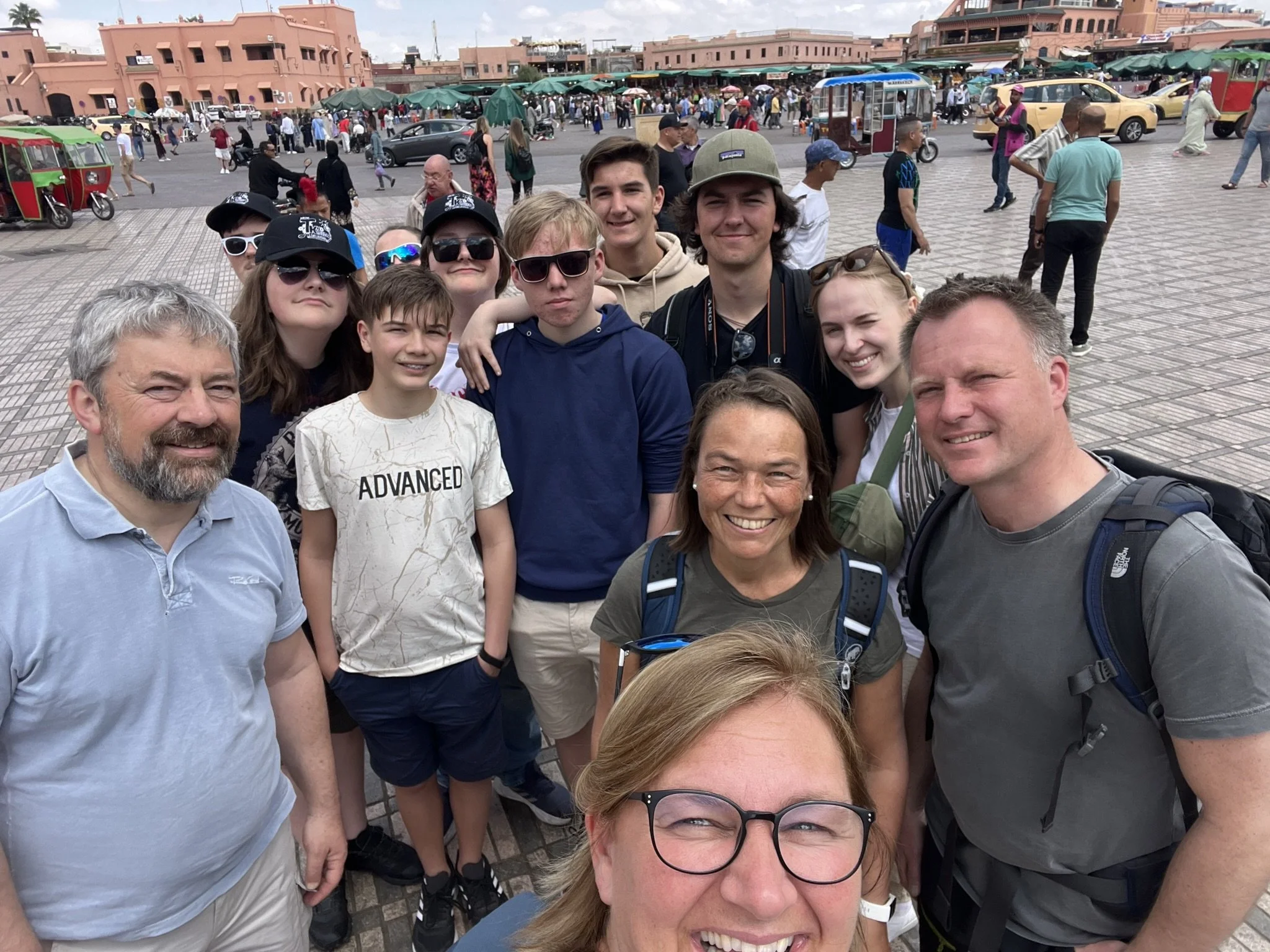 Hele gjengen samlet ut på oppdagelsesferd på det lokale markedet i Marrakesh