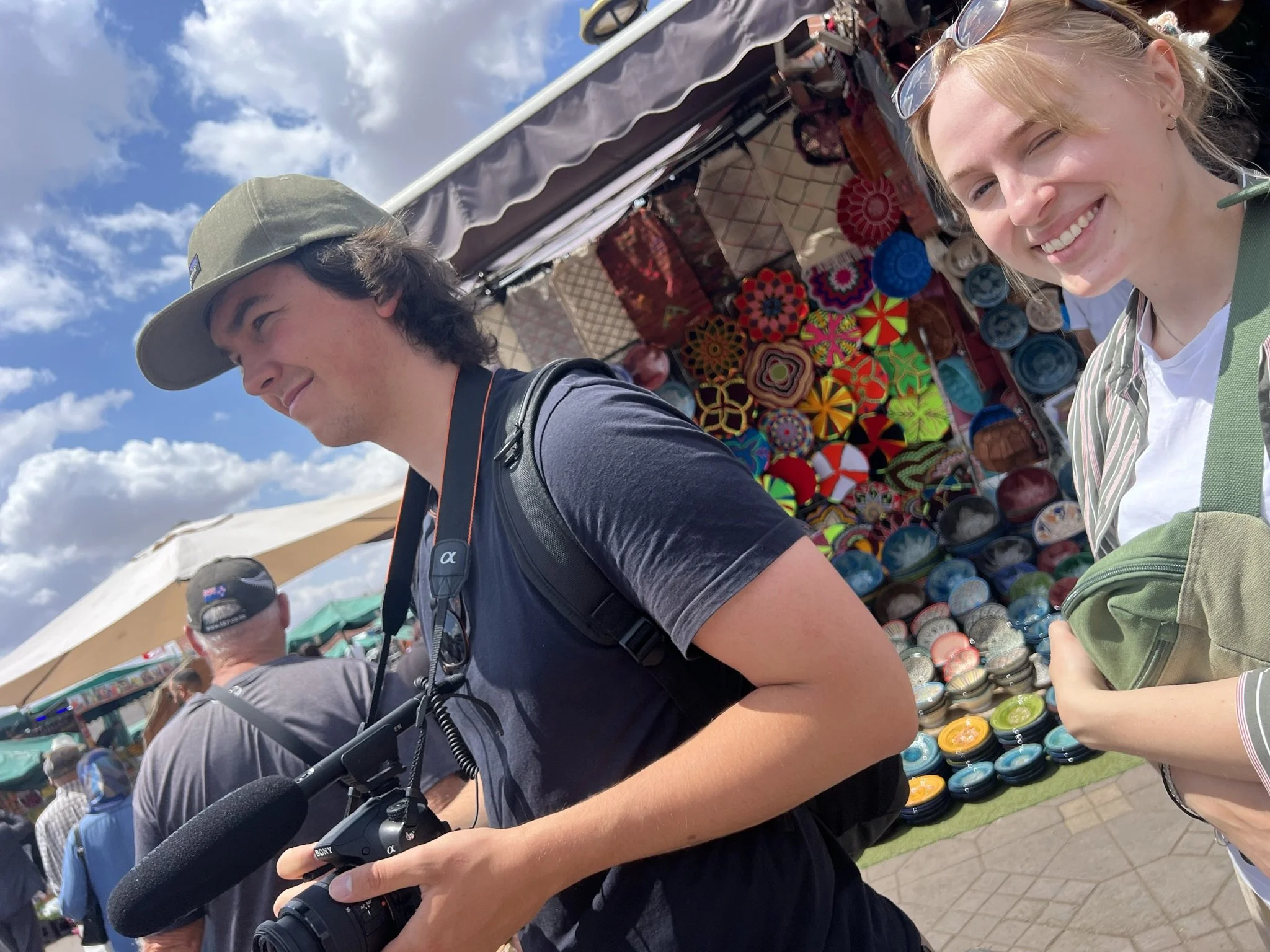 Filmteamet Martin og Oda gleder seg over alle de flotte salgsbodene "soukene" i markedet i Marrakesh