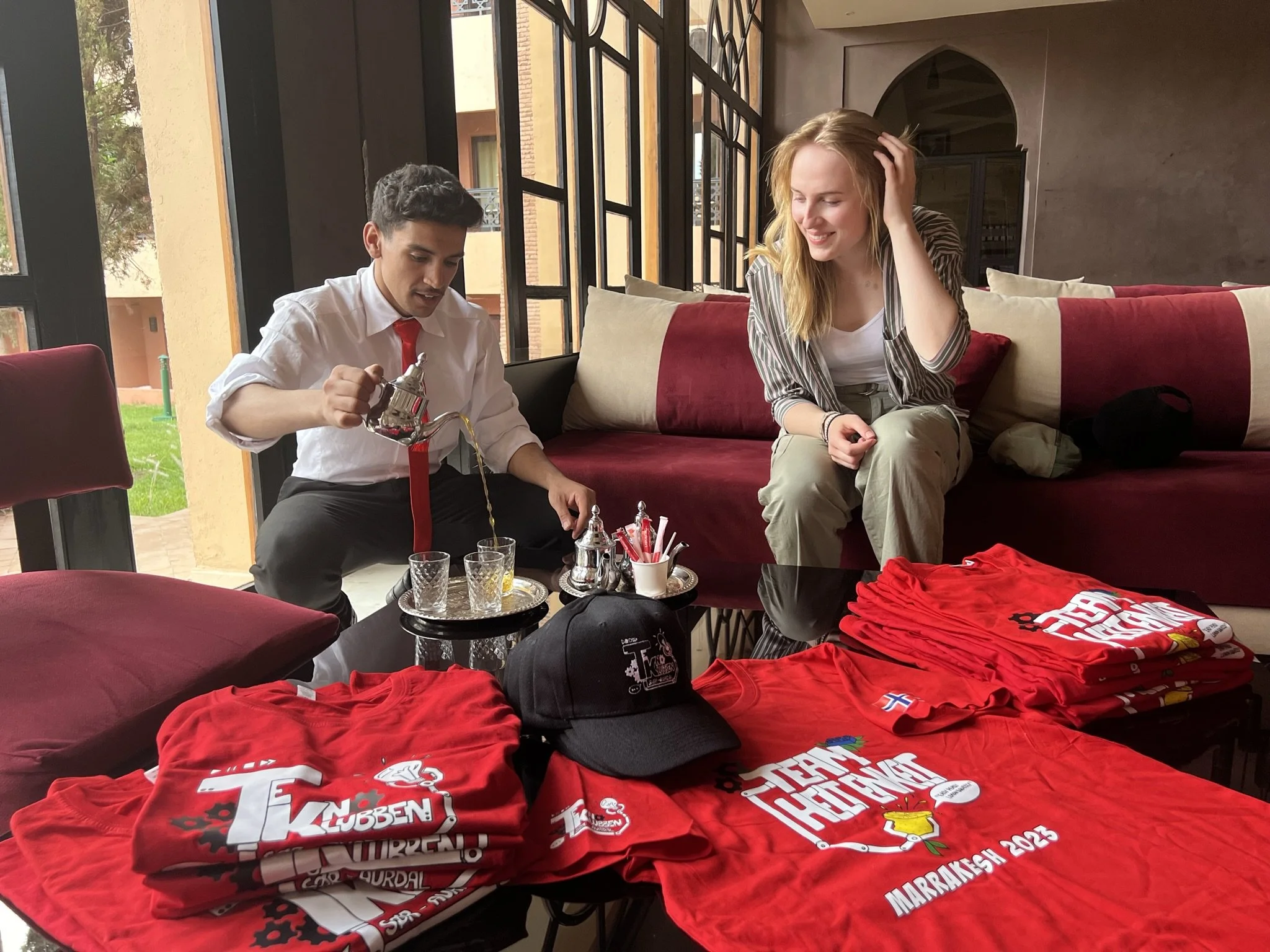 Mens vi venter på Team Helt Enkelt og veilederne gjør vi klart t-skjorter, capt og får servert god marrokansk te av Azzedine på hotellet.