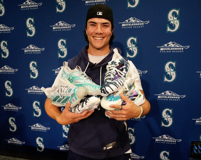 Woo brought to tears by gifted cleats from young cancer patients