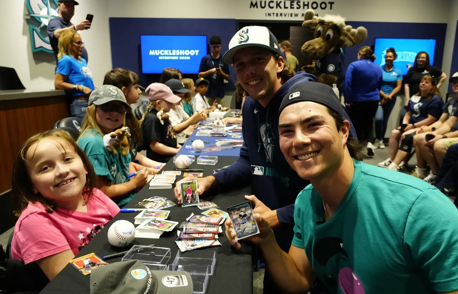 Mariners’ Bryan Woo hosts Seattle Children’s group for ‘reverse signing’ event