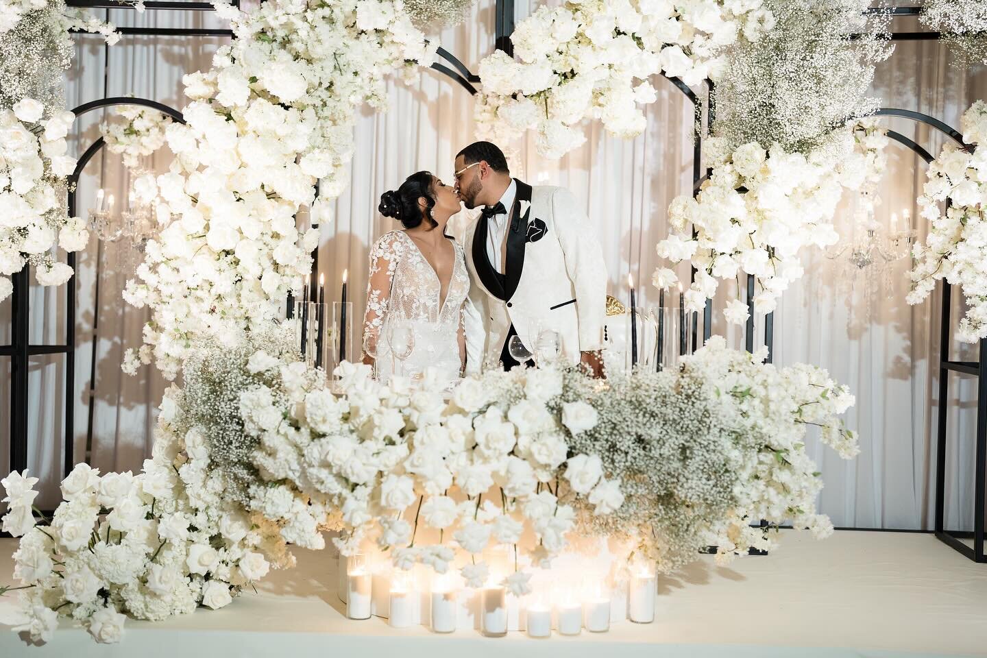 Clouds of baby&rsquo;s breath and white roses get a modern edge with pops of black. 🖤
#WeddedEvents 

Bride &amp; Groom @dottypop &amp; @shawn923_
Photography: @weddings_by_carlos
Wedding Venue: @crystalplaza
Flowers: @Weddedevents
Video: @Heatz