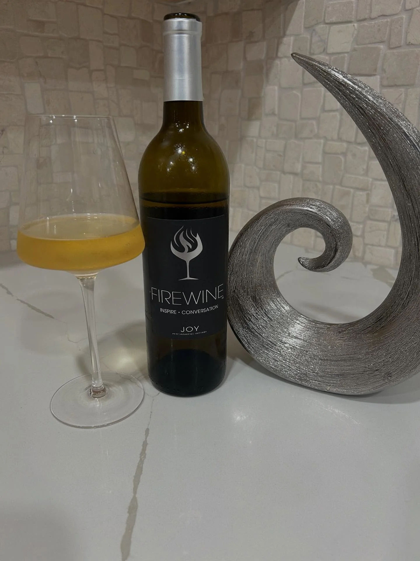 Happy Firewine Friday! May this weekend bring you unforgettable moments of ‘joy’!
~xoxo www.firewine.social
#Firewine  #wine #winelovers #winetime  #vino #winetasting #winestagram #drinks #redwine #dryrose #whitewine #winery #foodandwin