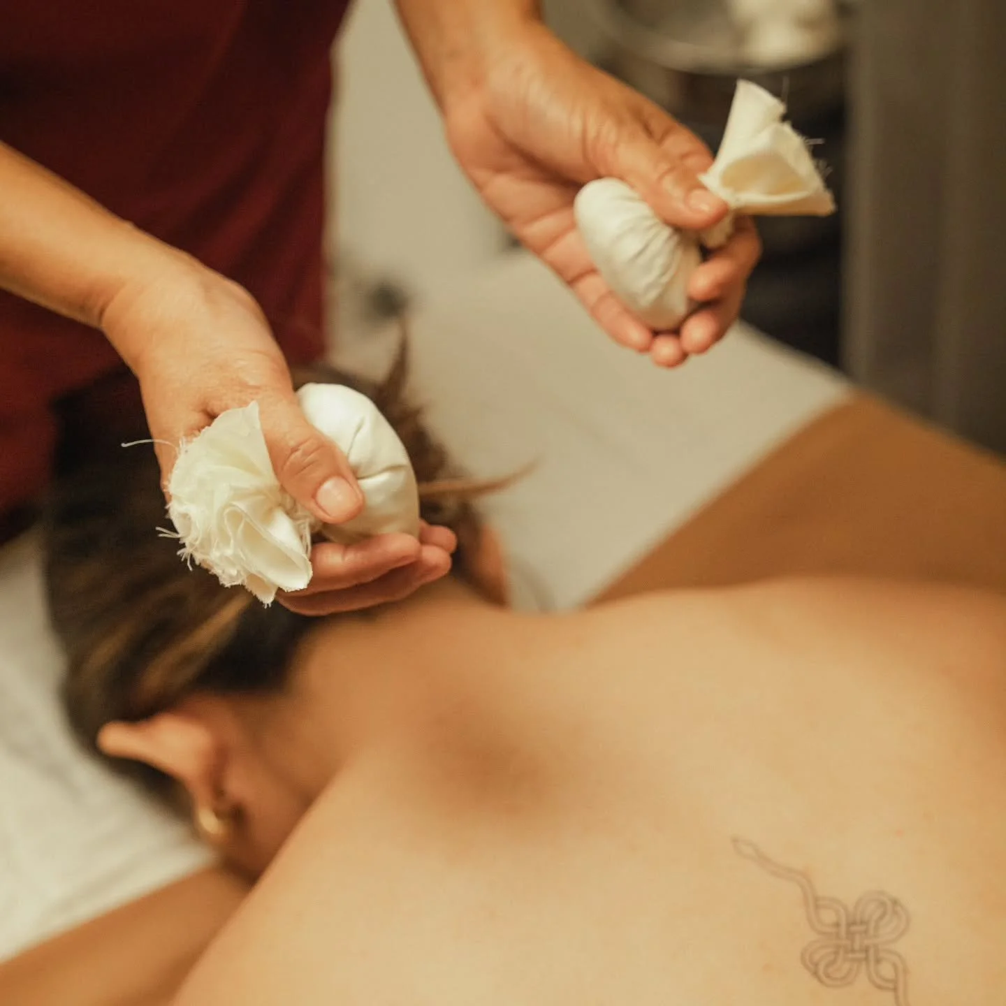 Warm up with our Thai Herbal Ball Massage 🌿🔥✨.

Our expertly crafted herbal balls gently warm and soothe muscles, melting tension and leaving you feeling deeply relaxed and renewed.

Ideal for those seeking relaxation, relief from muscle tension, o