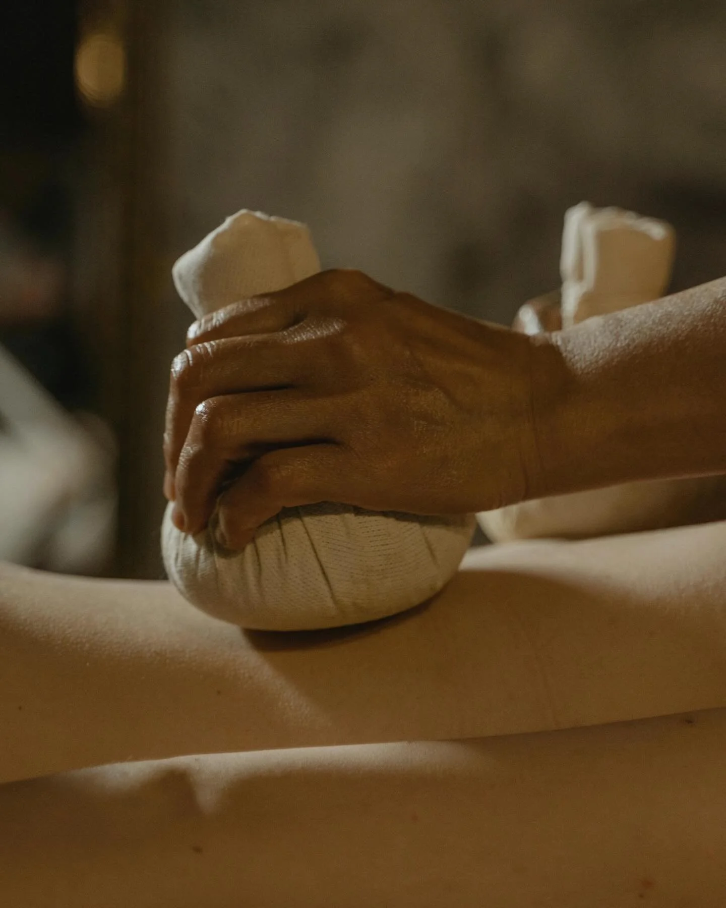 Herbal Balls Therapy

Rooted in traditional healing practices, our Herbal Balls treatment uses warm compresses filled with carefully selected botanicals to support deep relaxation and muscle recovery.

As gentle heat is applied to the body, the warmt