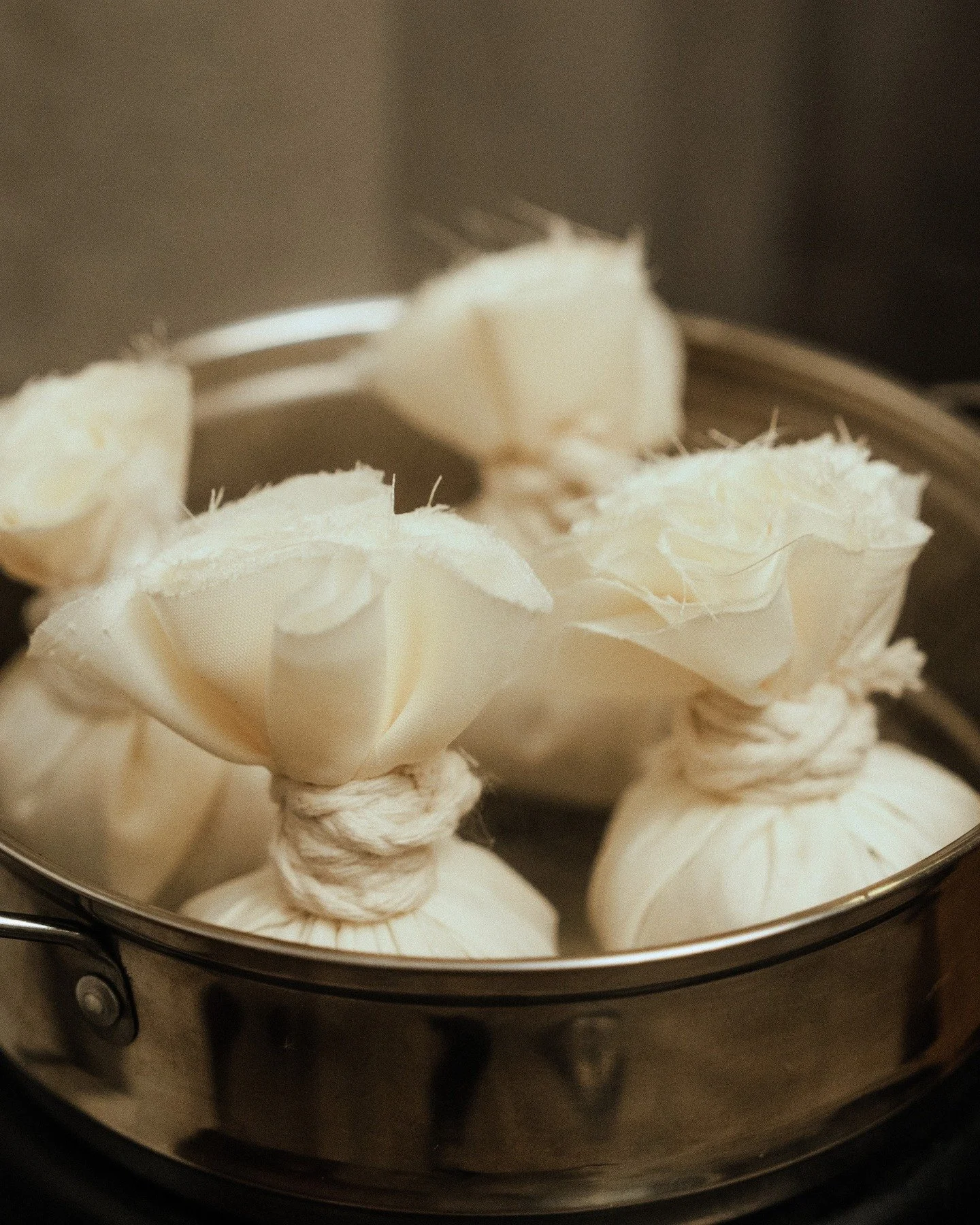 Where heat meets healing. Our Herbal Balls treatment delivers deep relaxation through warm, botanical compresses.

A quiet ritual of care, where warmth, botanicals, and touch come together in refined relaxation.

Experience the difference.
Reserve yo