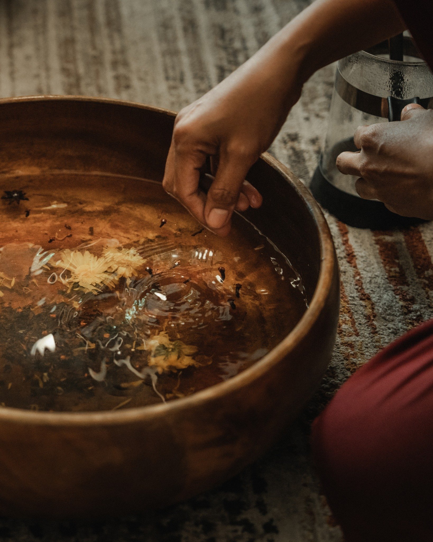 At Aurora, every treatment is grounded in thoughtfully selected, plant-based and mineral-rich ingredients chosen for their functional benefits to the body.

Our foot ritual combines:
Black tea leaves, star anise, cloves, cinnamon, calendula, Himalaya