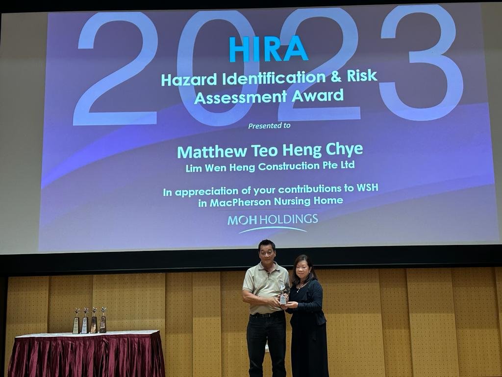 Mr Matthew Teo, WSHO for LWH Machperson Project receiving the HIRA Award for his exceptional performance