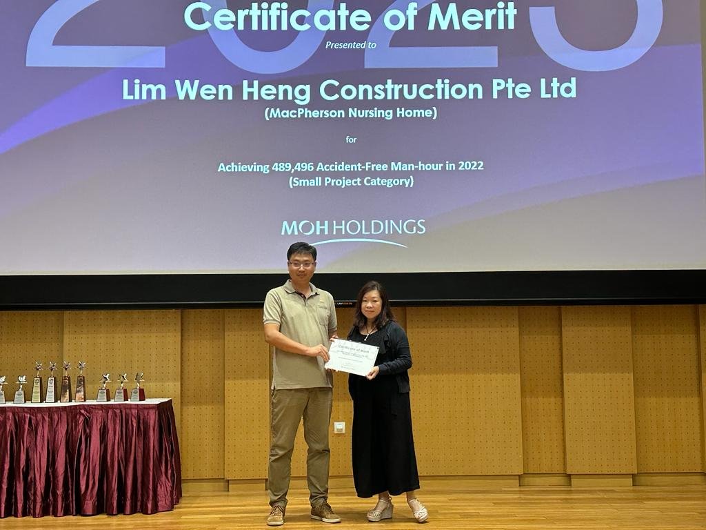 Mr Zhao Mingyu, Project Manager for Macpherson Nursing Home, receving the Certificate of Merit on behalf of Lim Wen Heng Construction