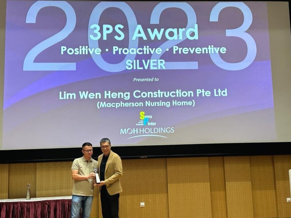 Mr Tony Ke, Director of LWH, receiving the 3PS award on behalf of Lim Wen Heng Construction