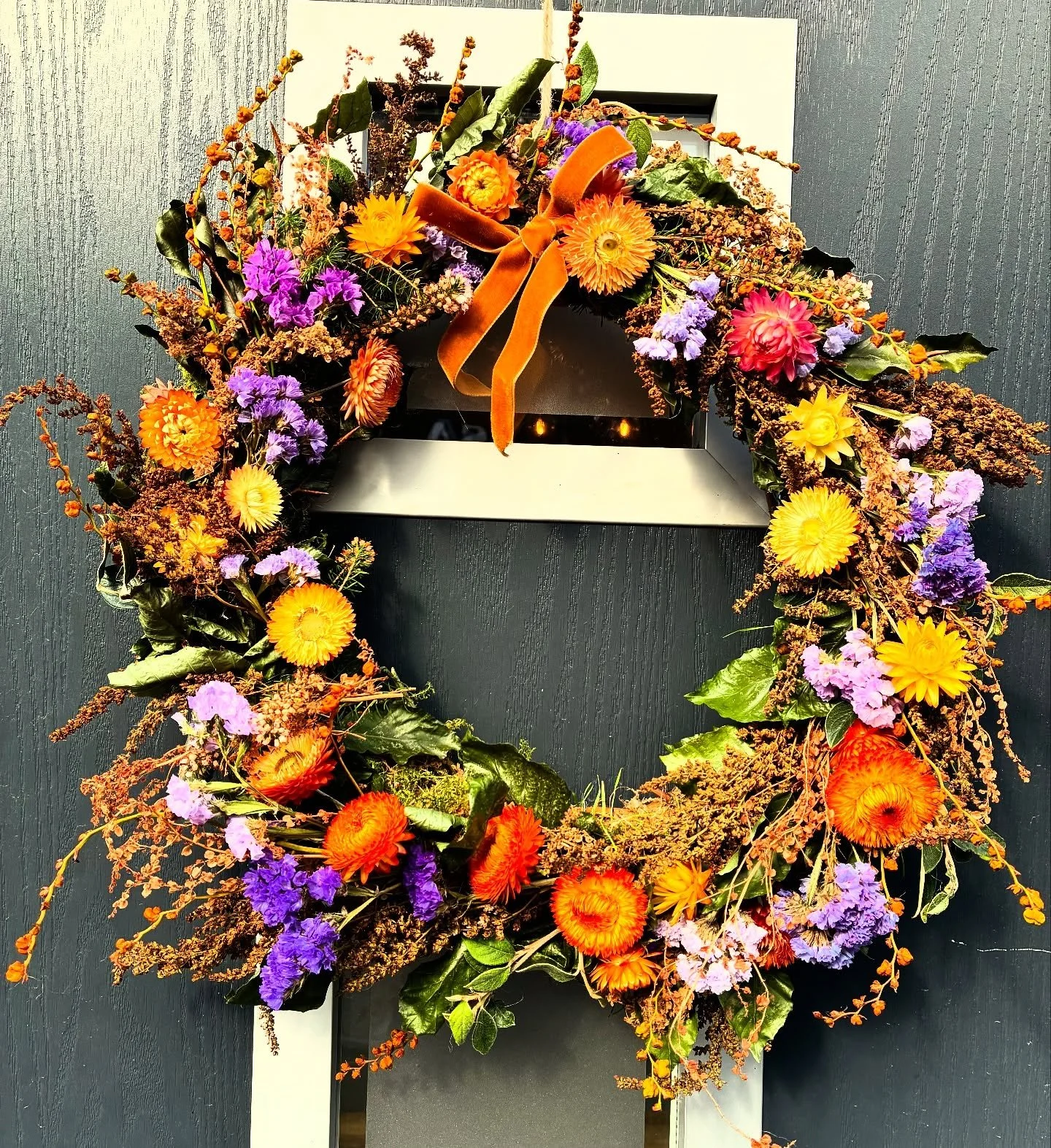 Thank you @wood_born_flowers for the most BEAUTIFUL Autumn wreathe 🧡🧡🧡