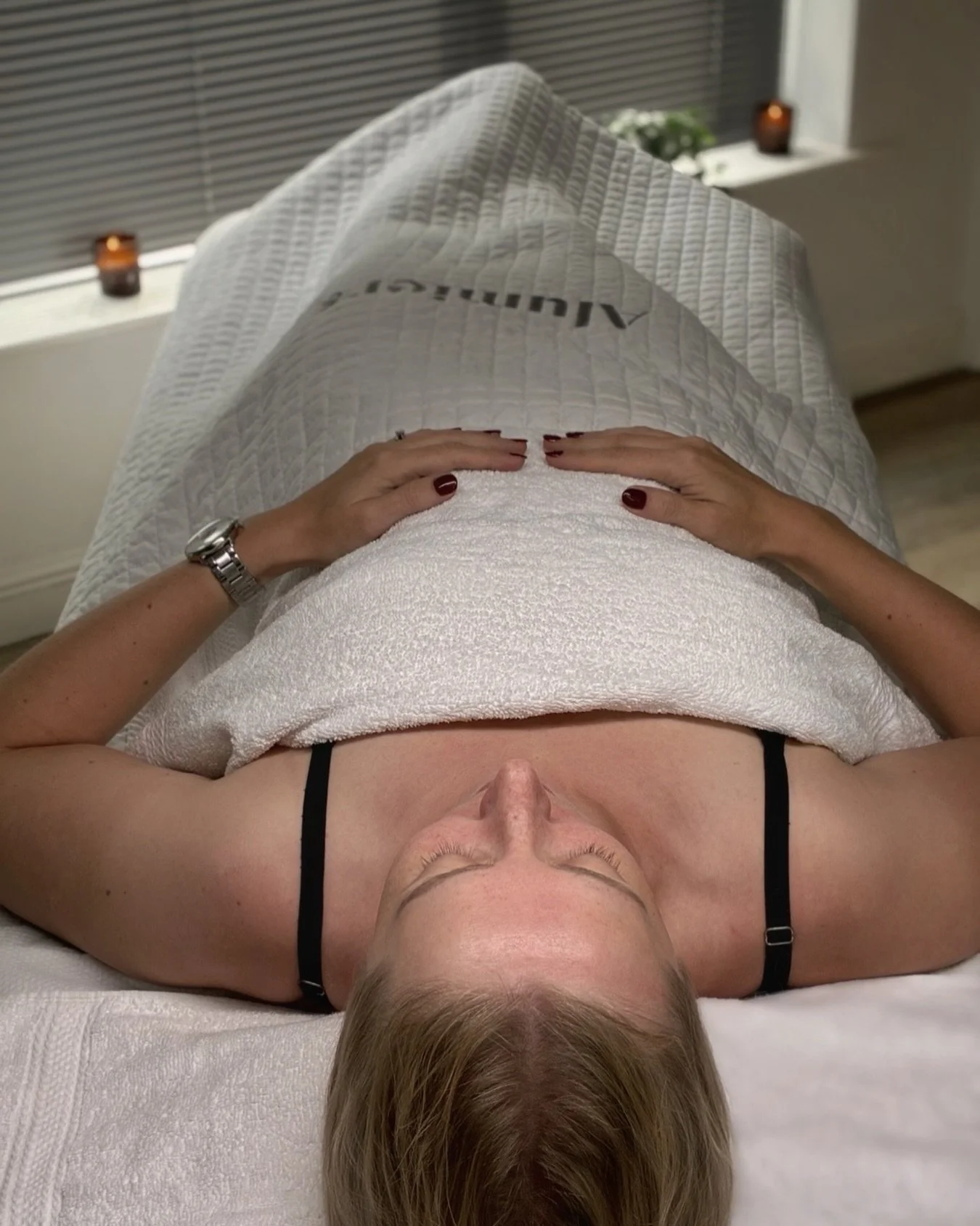 The world feels a little scary at the moment.

Make time to lie down, switch off, and take a moment for yourself 🤍

#SkinHealth
#FacialTreatment
#timetorelax