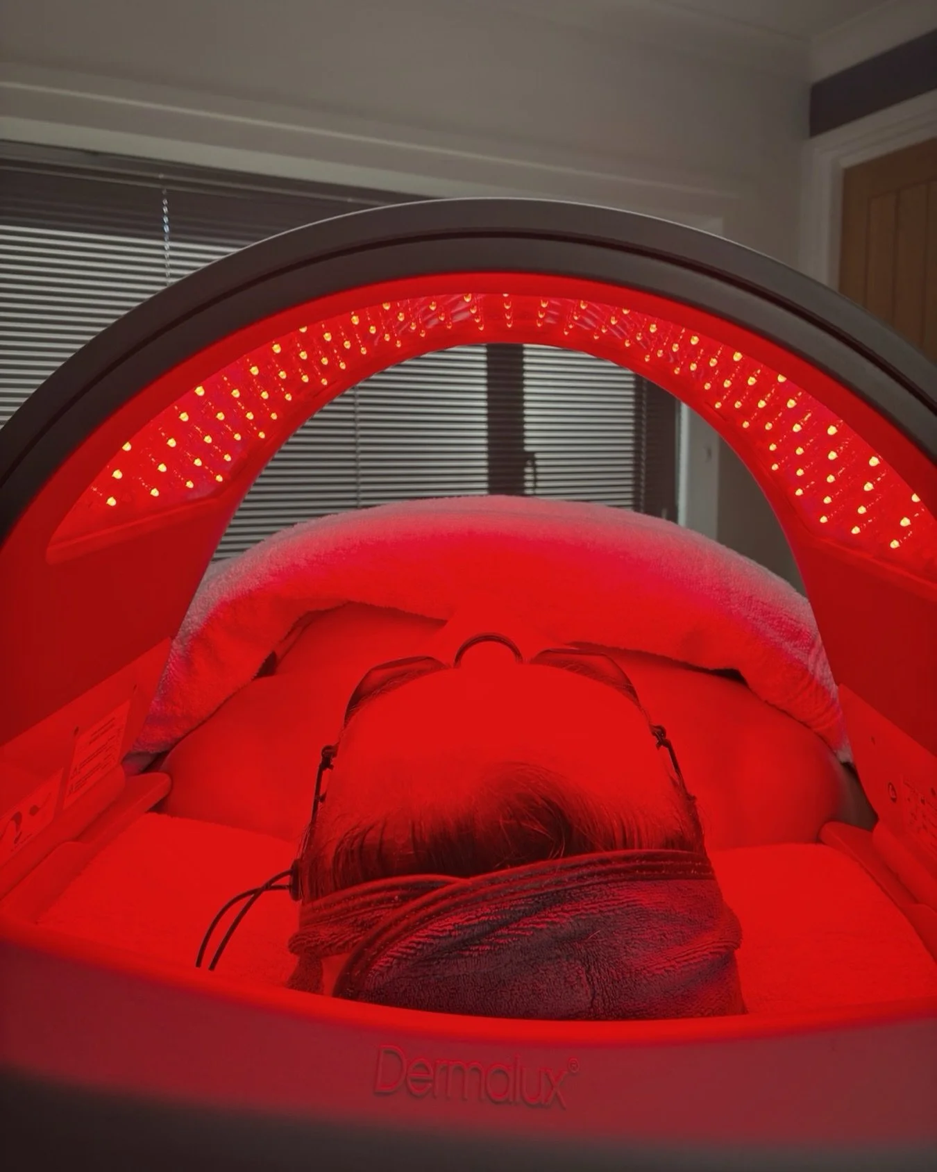 Starting the day right with Dermalux Red &amp; Near-Infrared LED light therapy 🤍

Supporting healing, calming inflammation, and strengthening the skin barrier for healthier, more resilient skin.

Quiet, effective, and deeply restorative ✨

#skinbarr