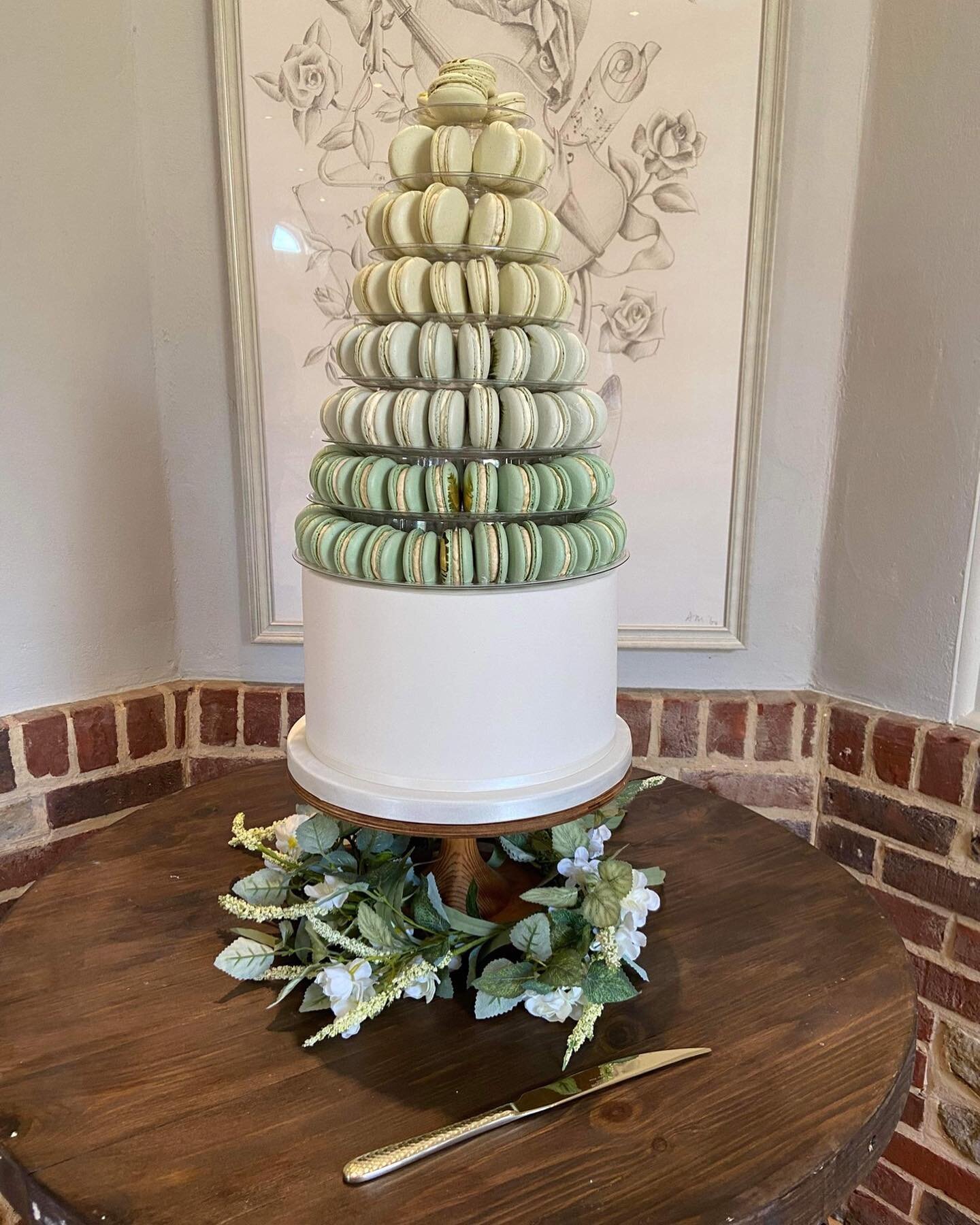 Huge congratulations to the lovely Kate and Rhys such a lovely couple, I hope you both has an amazing day and it was everything you had dreamed it would be, they chose a Zesty lemon base tier with a crown of macarons above, in flavours of pistachio, 