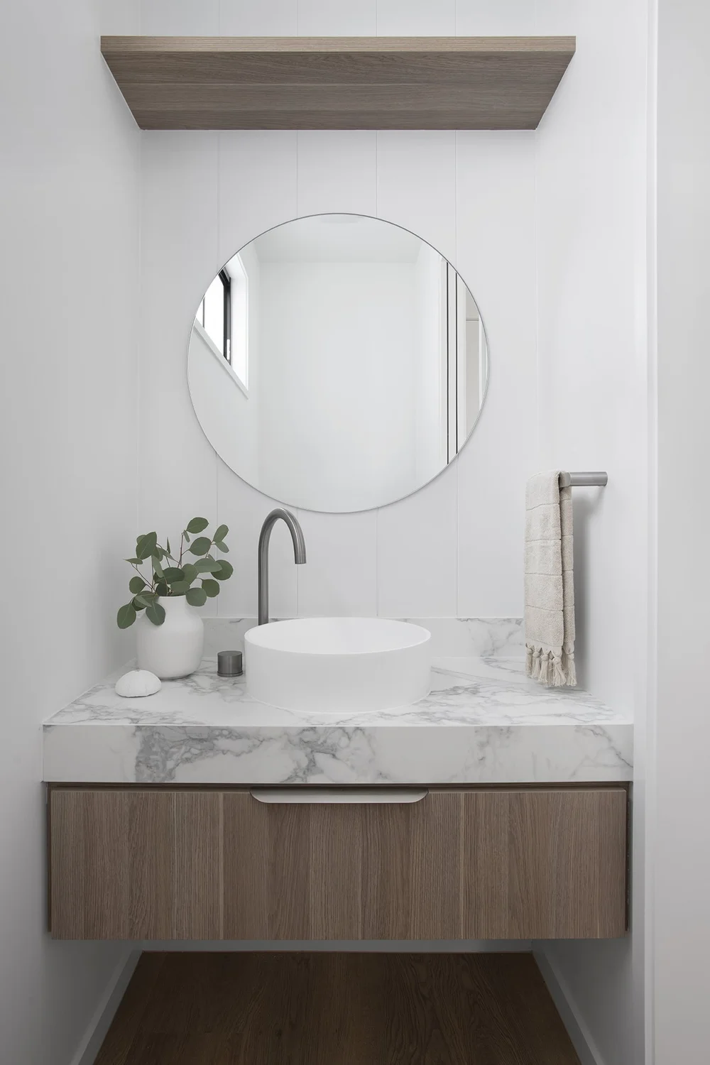 Scandi Ensuite Colour Scheme Design Guide | Ensuite Bathroom Layout ...