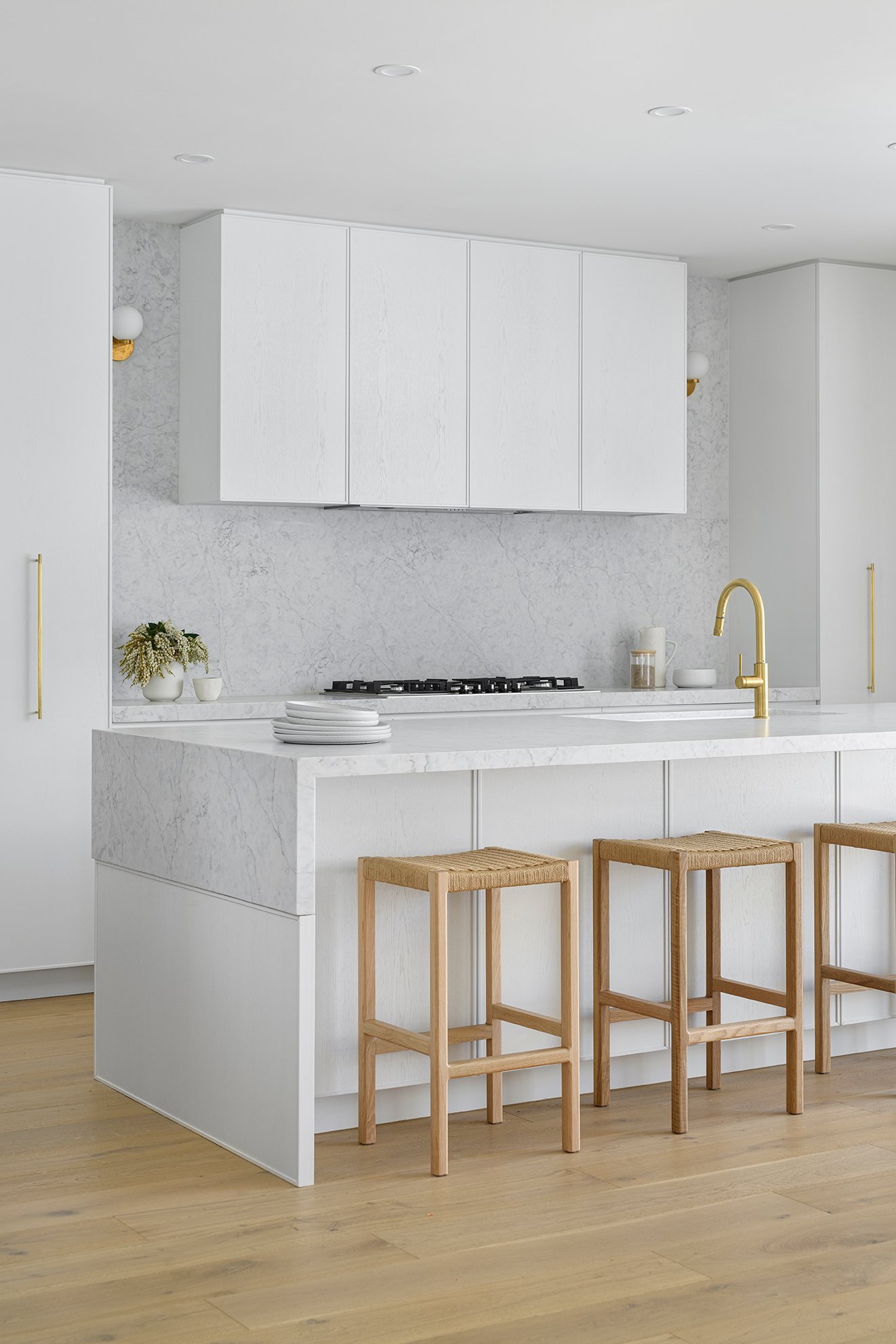 Hamptons Kitchen design with natural stone kitchen island benchtop and natural stone backsplash
