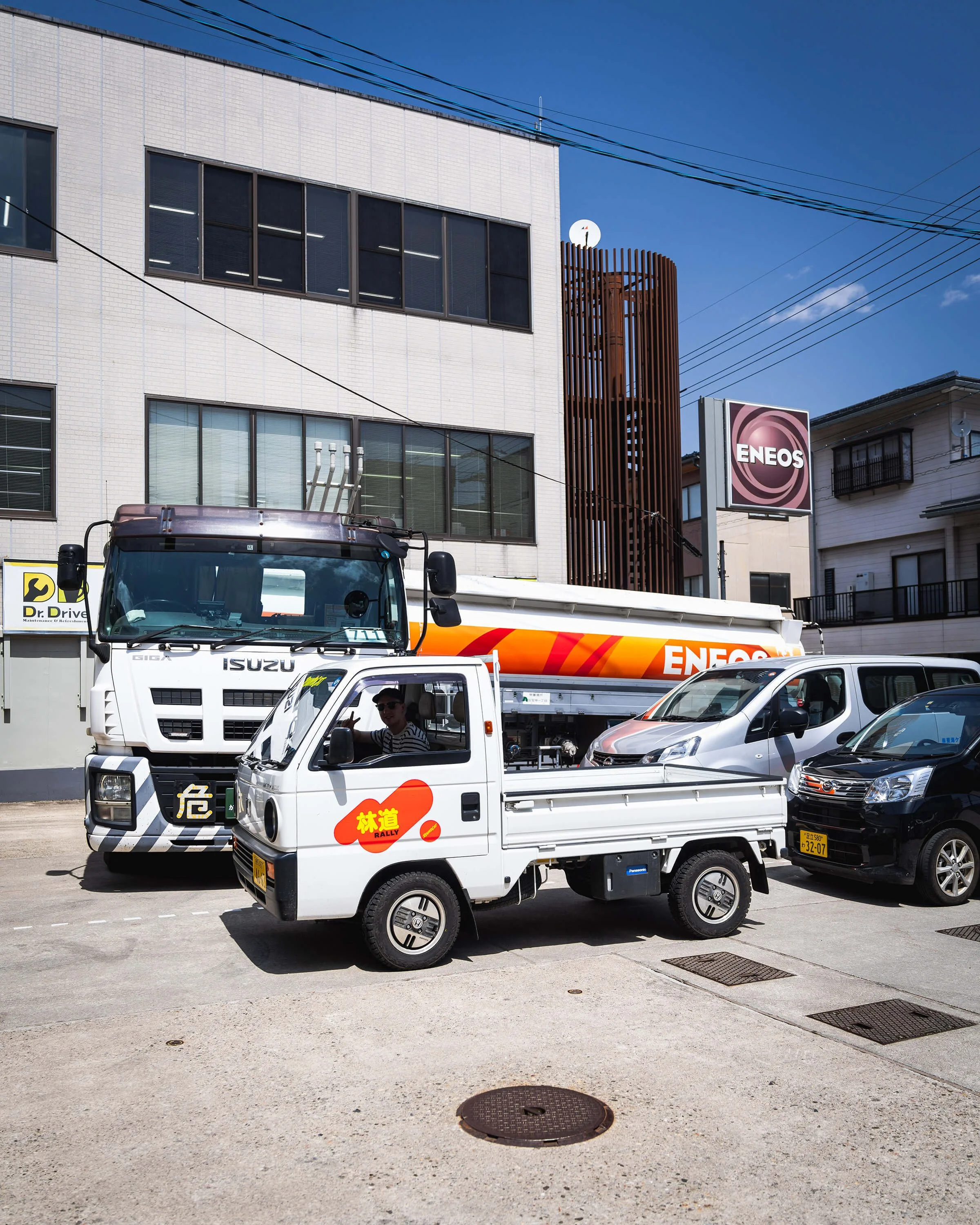 White Honda Acty Isuzu tanker truck eneos RoundCat Rally vertical.jpg