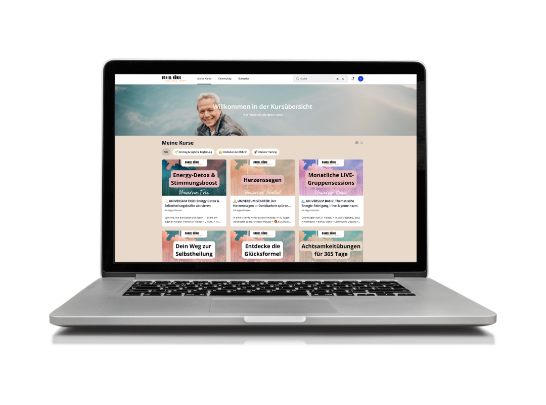 Laptop zeigt eine Online-Kursplattform mit verschiedenen Kursen, die Themen wie Energie, Herzgesundheit und Selbstheilung behandeln.