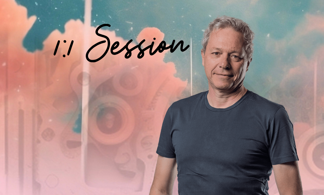 Ein Mann steht vor einer bunten Hintergrundwand mit Text '1! Session'.