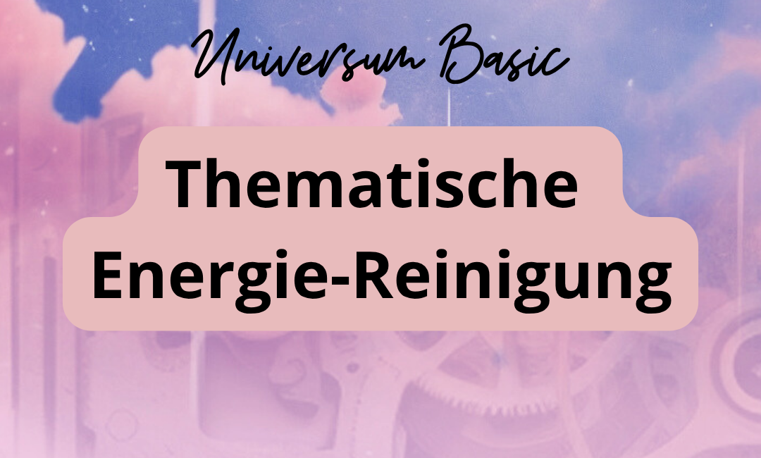 Ein grafisches Design mit dem Text "Universum Basic" oben und "Thematische Energie-Reinigung" in der Mitte, mit einem im Hintergrund unscharfen Bild von Uhren und Farbverläufen in Blau- und Lila-Tönen.