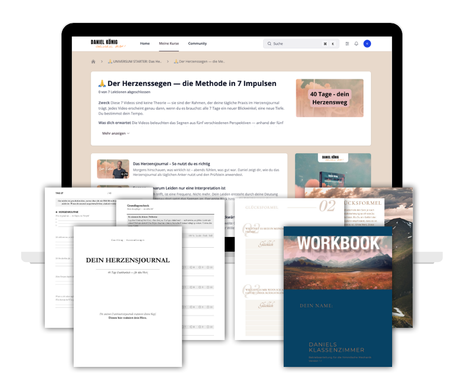 Ein Laptop zeigt eine Webseite über Herzensegen-Methoden. Darunter liegen mehrere Arbeitsblätter, ein Workbook und ein Notizbuch mit Titel "Dein Herzensjournal" und "Workbook".