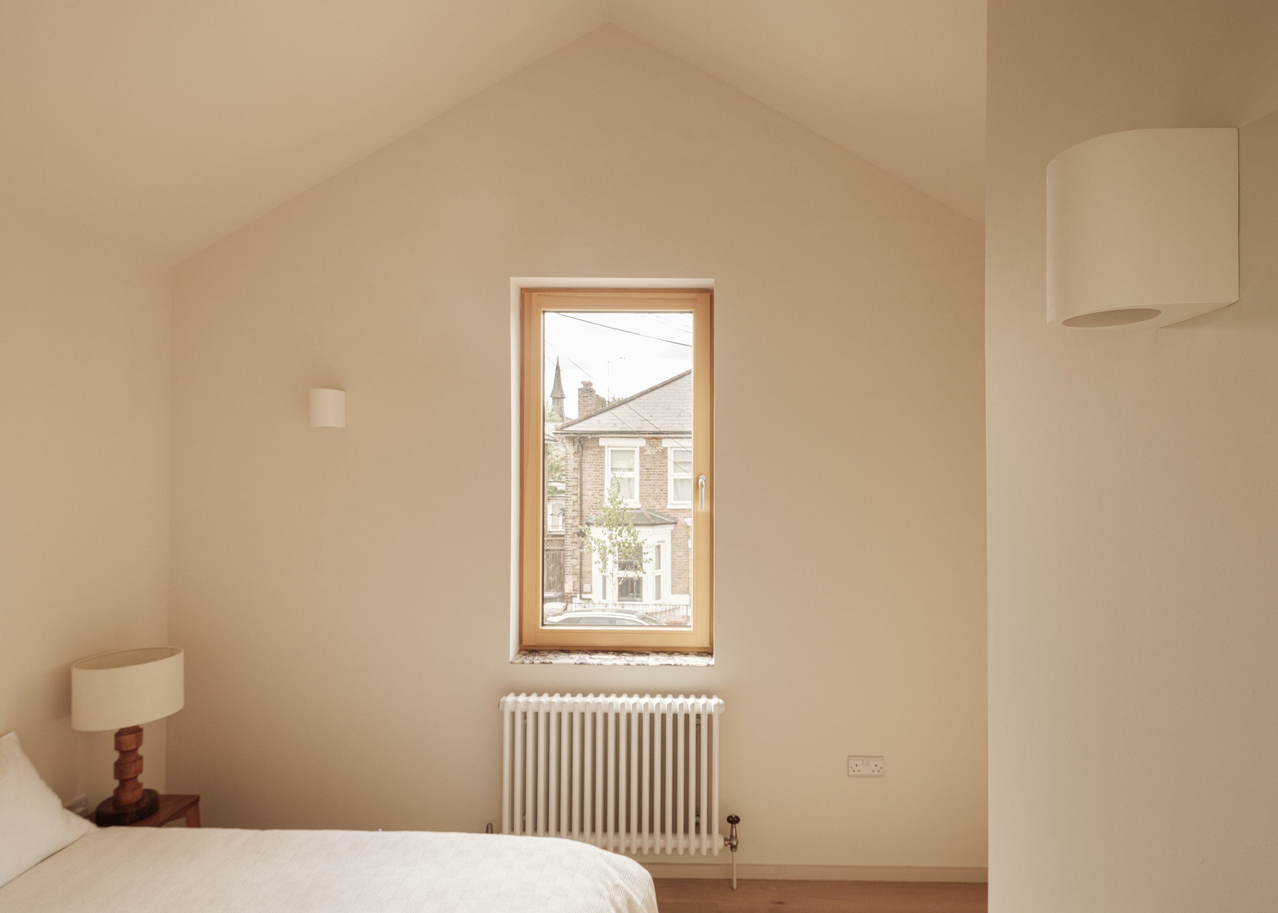 08/25 Harcourt Road bedroom