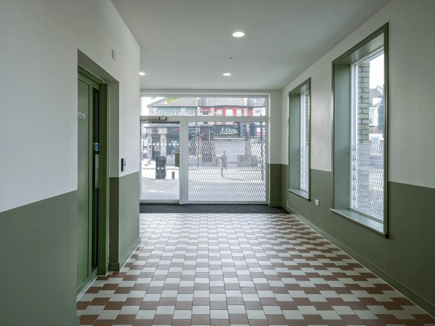 03/25 Noele Gorden entrance