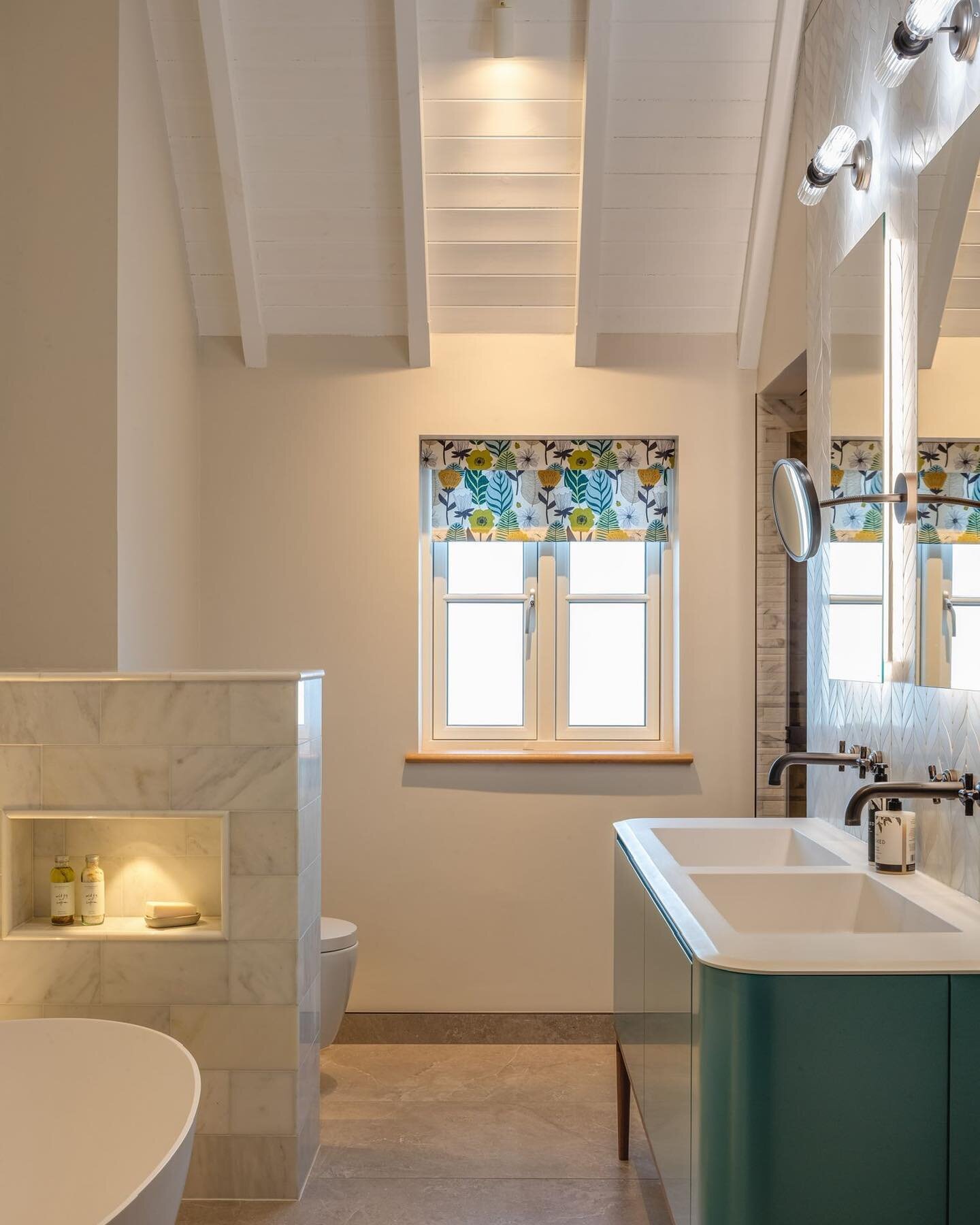 Say goodbye to dark &amp; dreary bathrooms and say hello to a warm &amp; inviting space to relax in.

A stunning bathroom created in the Cotswolds alongside with @ace.interiordesigner @obsidian_interiors 

Photographed by @lukonic_photography 📸