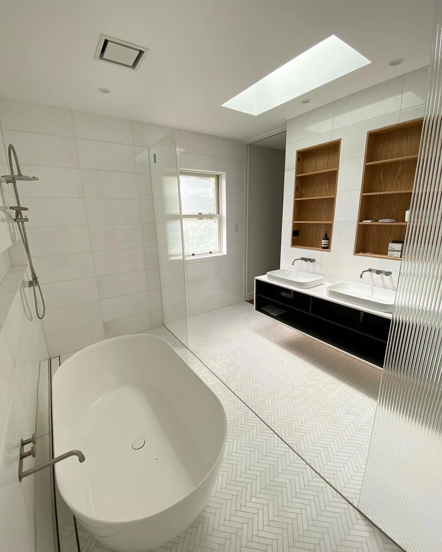 A closer look at two bathrooms we recently caulked in Mosman 🏠
⁣
The final quality of your project will largely depend on the finishing touches, such as silicone, and your subcontractors ability to colour match correctly.⁣
⁣
Contact us today to find