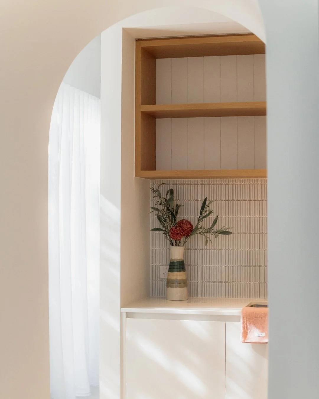 Even the butler&rsquo;s pantry gets arches and stunning natural light in this calm &amp; nurturing home.

Because we consider every detail. Every corner.

Build by @braviaconstructions
Photos by @kirrasmithphotography