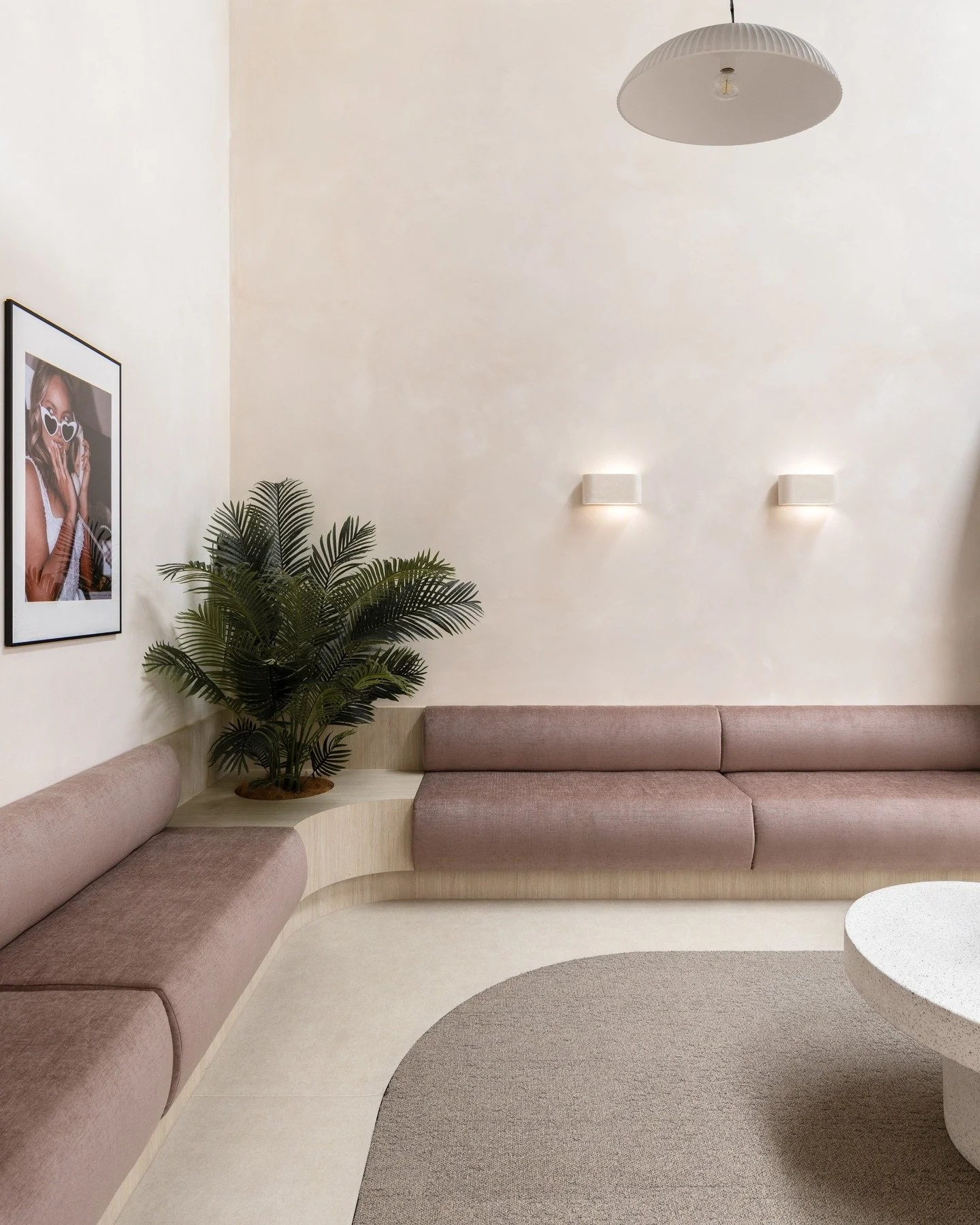 Soft light, curved lines, quiet colour. A space that exhales the moment you walk in.

@madewithlovebridal HQ Gold Coast
Photo by @abiinteriors 
Build by @gorisco_projects