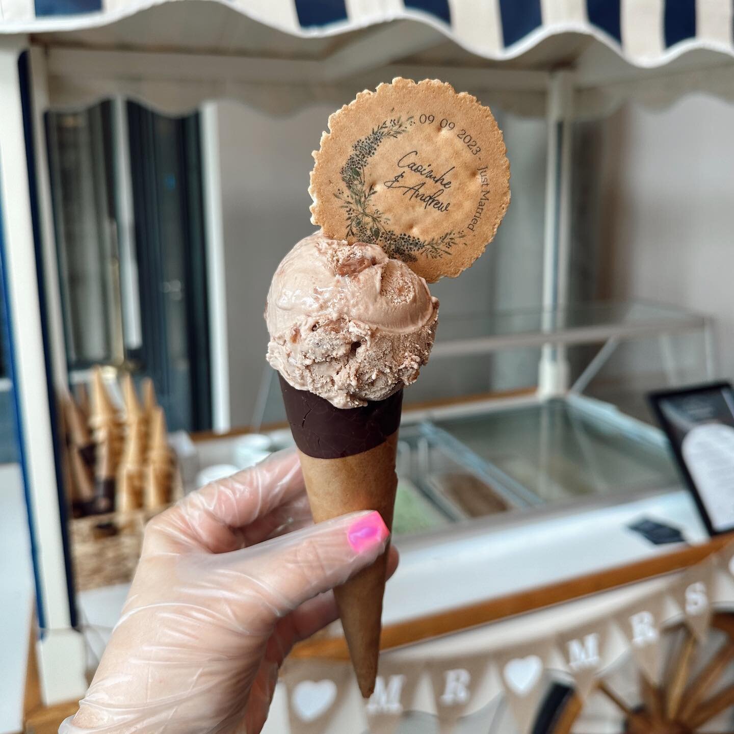 We&rsquo;re obsessed with personalised wafers😍🤌🏼
These never fail to make guests swoon when they see this cute personalised touch on their ice cream&hellip; I mean, what&rsquo;s not to love?🍦

Available for all ice cream cart bookings, just ask a