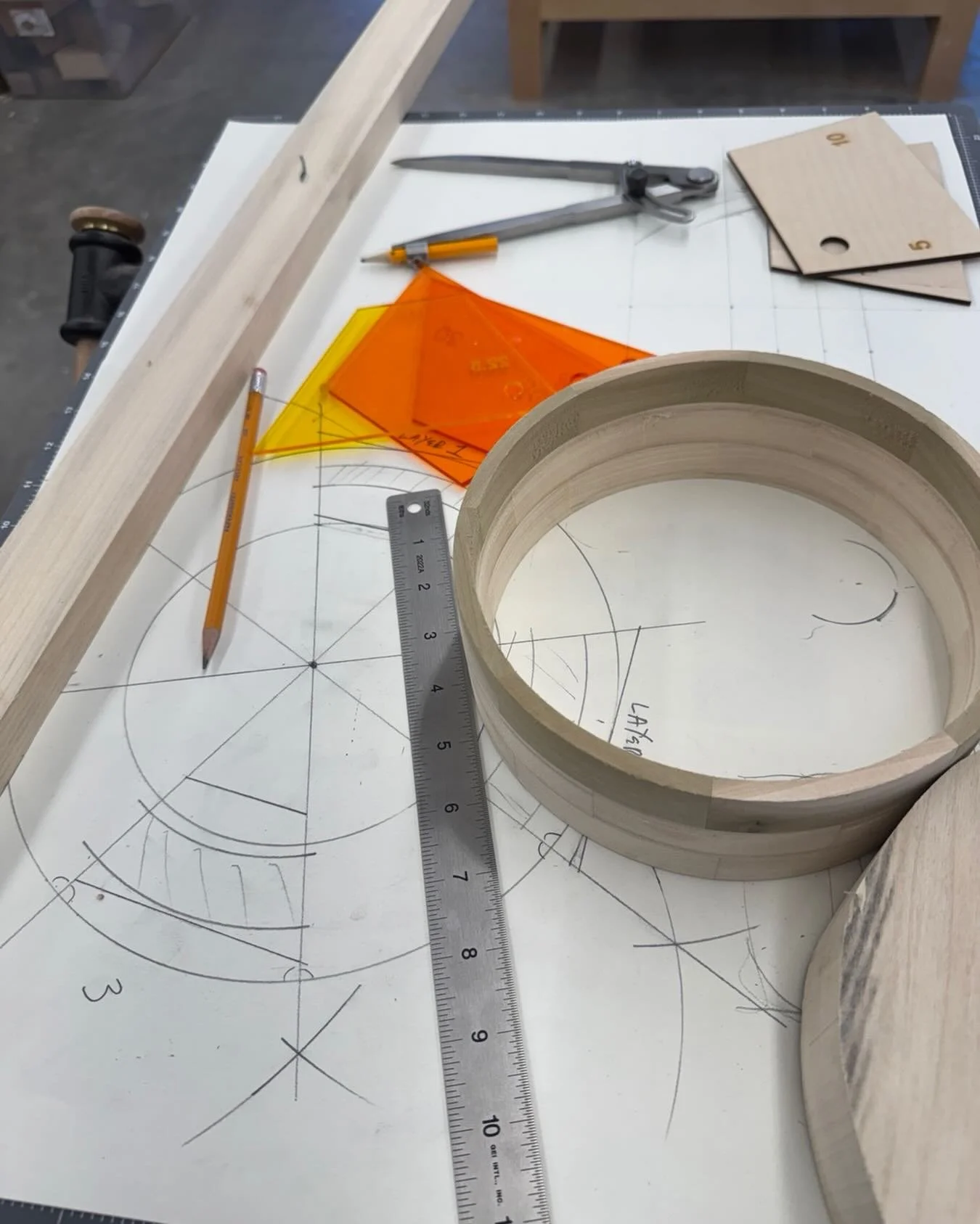 Its segmenting week at the turning intensive @woodschoolmaine ! #segmentedturning #woodturng #woodworking drawing