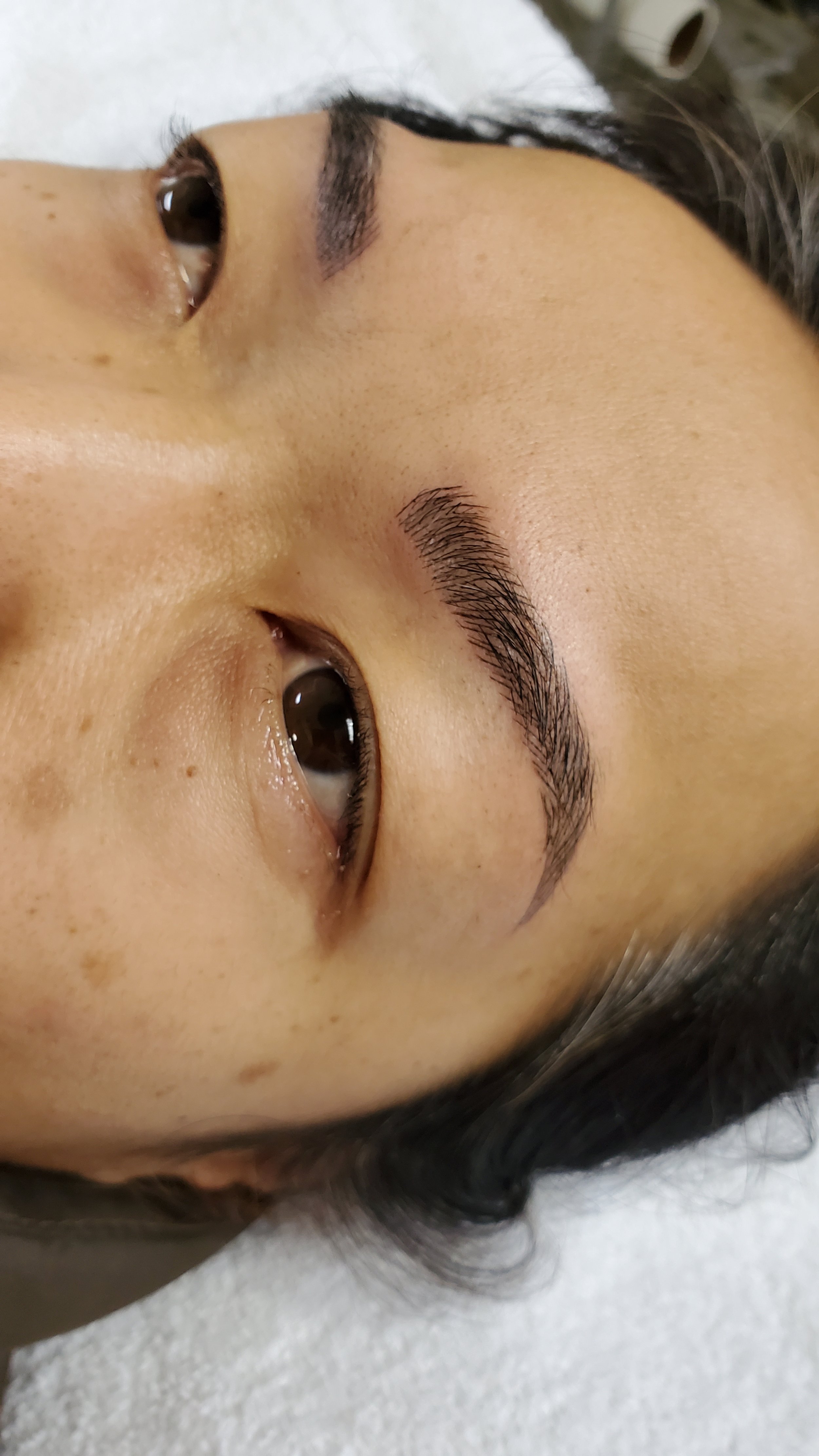 Subtle eyebrow microblading