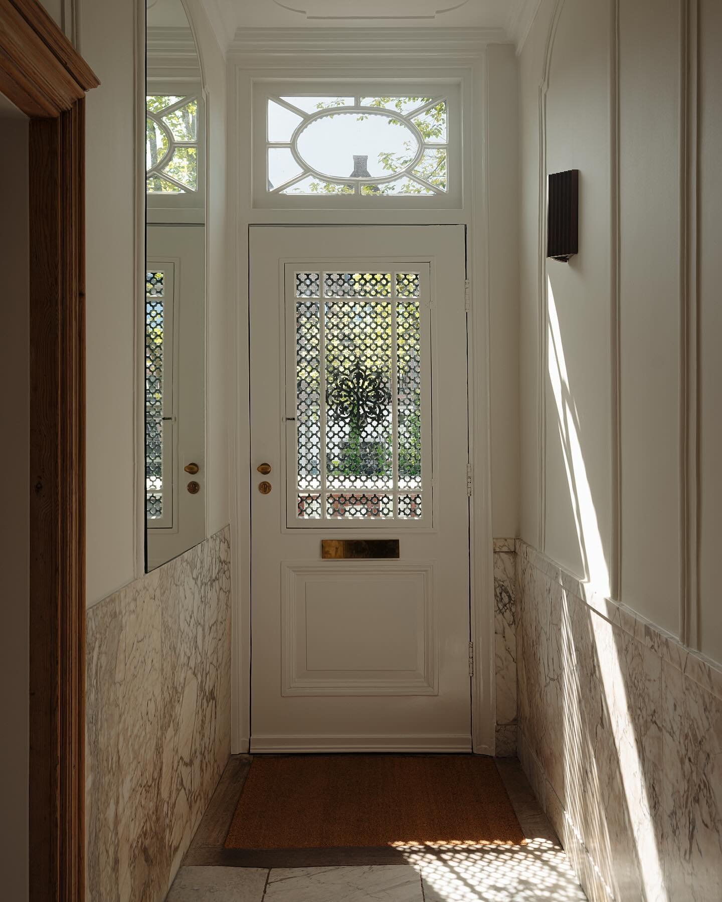 Nestled along one of the picturesque canals in the heart of Amsterdam, this delightful canal house offers the perfect home for a family, filled with inviting, cozy spaces. Our vision was to infuse the home with a light, summery, and above all, welcom