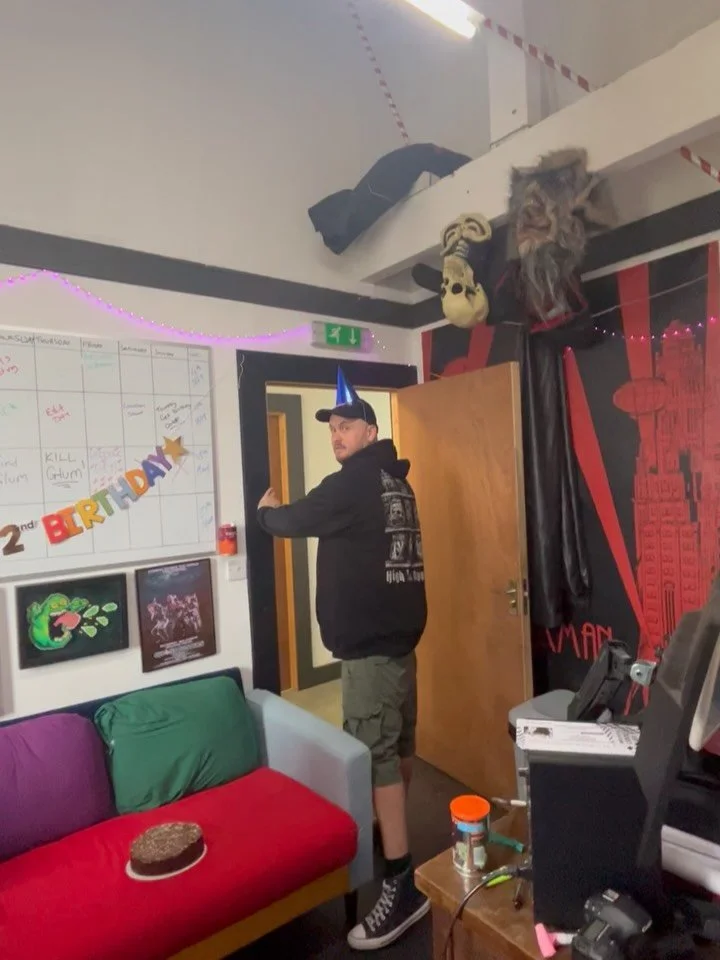 A little BTS look at our ridiculously stupid birthday video today 😂 when your face is so hard the cake just bounces off it and lands in one piece! Much love to the guys Tommy and @kattseyephotography for pulling this together with such short notice.