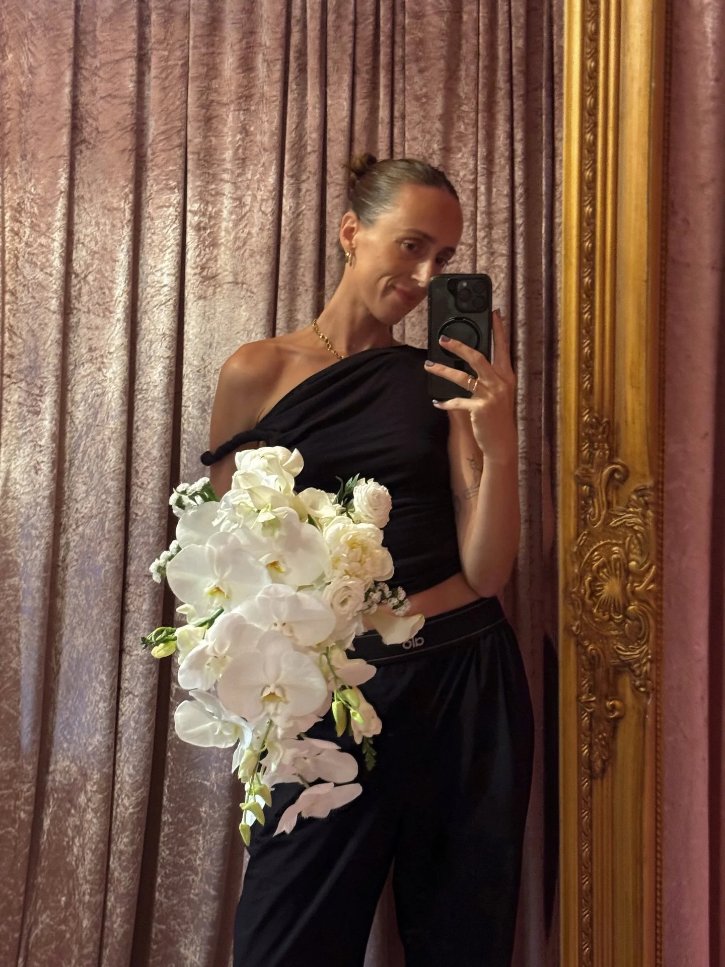 Obsessing over this more traditional cascading bouquet for Chantel&hellip; it&rsquo;s giving royalty in the best way and I love it so much 🤍

Let me know in the comments, do you love this timeless, romantic vibe or are you more of a modern bouquet l