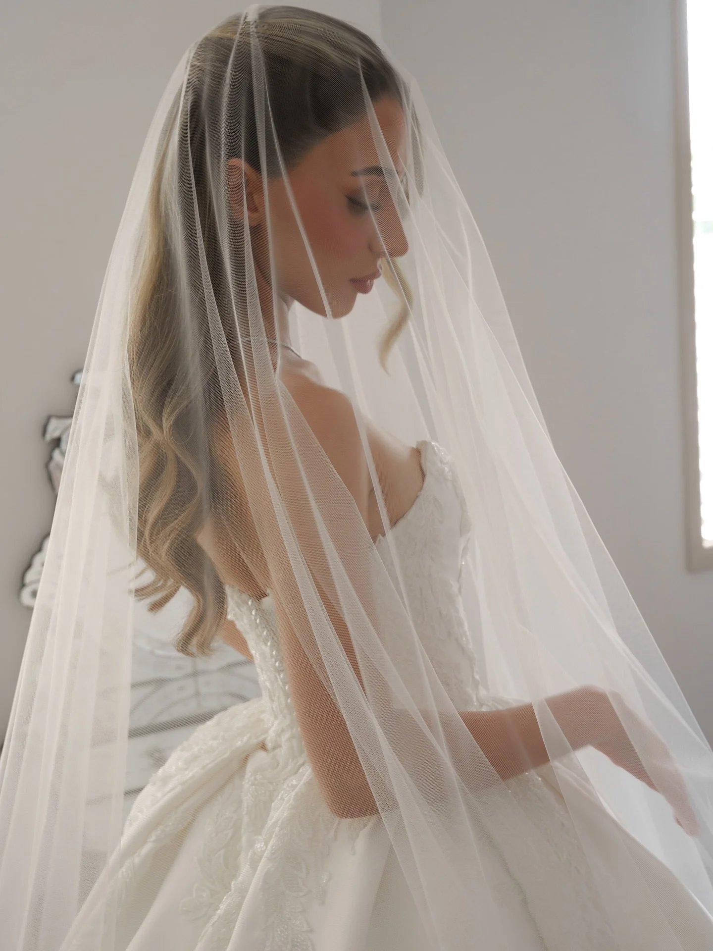 The most angelic bride there ever was @chantelkaraki in her incredible @josephsayadi gown 🤍 
.
Dream team 
Flowers, styling, design @loversandfleurs 
Lovers @chantelkaraki @imad_kawtarani 
Venue @thegroundsevents 
Photographer @saltatelier_wedding 
