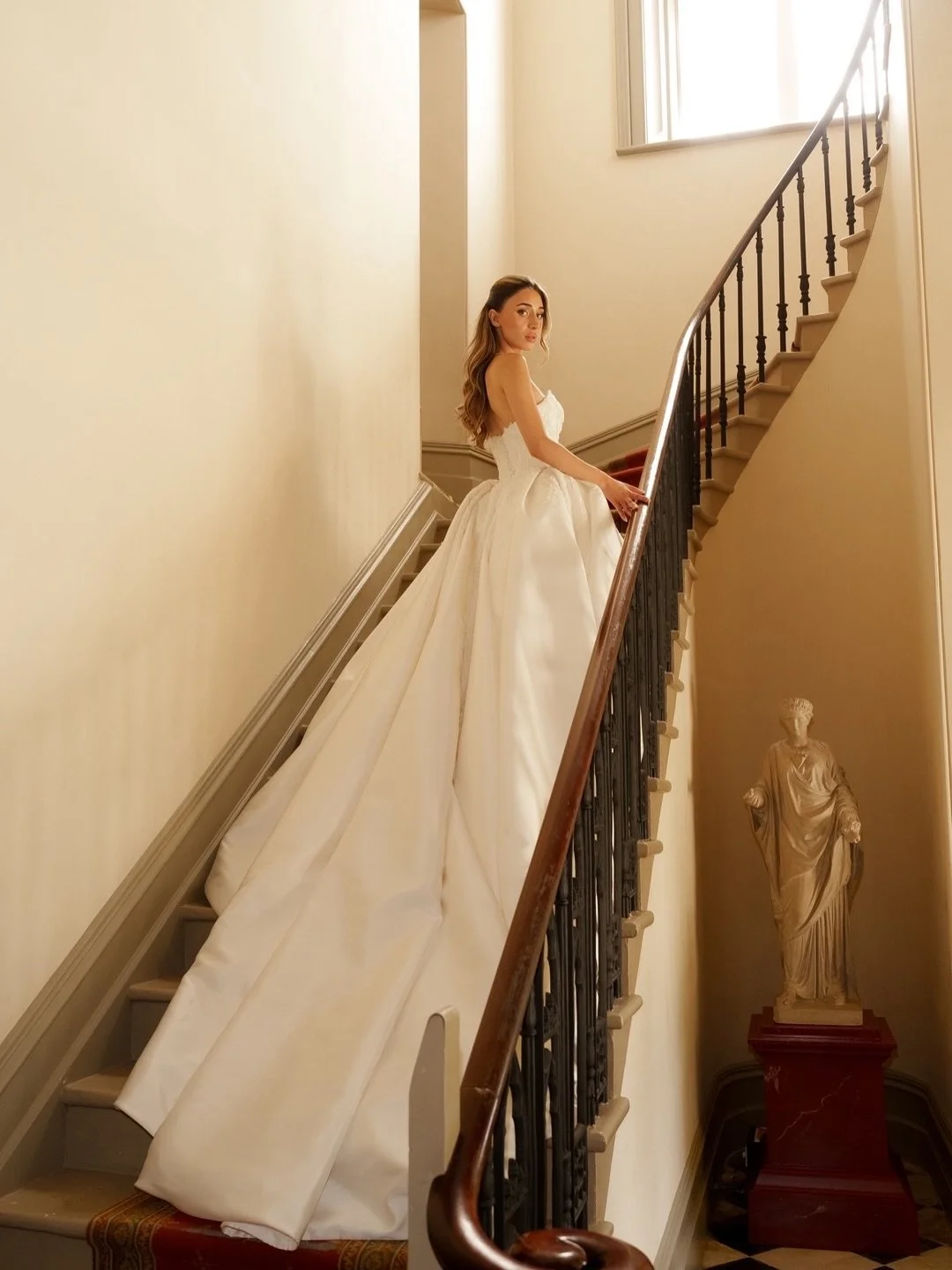 The staircase moment that every bride dreams of 😍
The light, the space, the dress, her&hellip;Chantel.

One of those moments where everything just works so effortlessly.

Captured so beautifully by @saltatelier_wedding

Save this if you love a timel