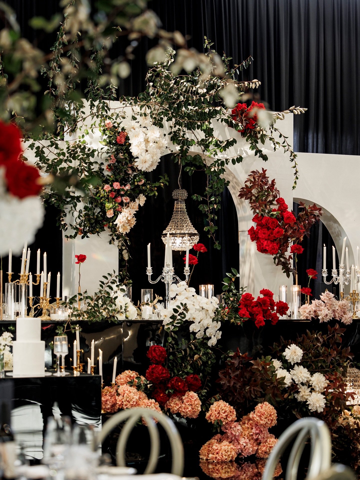 And that&rsquo;s a wrap for Isabella &amp; Adrian&rsquo;s grand reception, set at the beautiful @novellaonthepark 
⠀⠀⠀⠀⠀⠀⠀⠀⠀
Swipe for before &amp; after, bringing all of the Lovers &amp; Fleurs magic ✨✨
⠀⠀⠀⠀⠀⠀⠀⠀⠀
For florals and styling that feel im