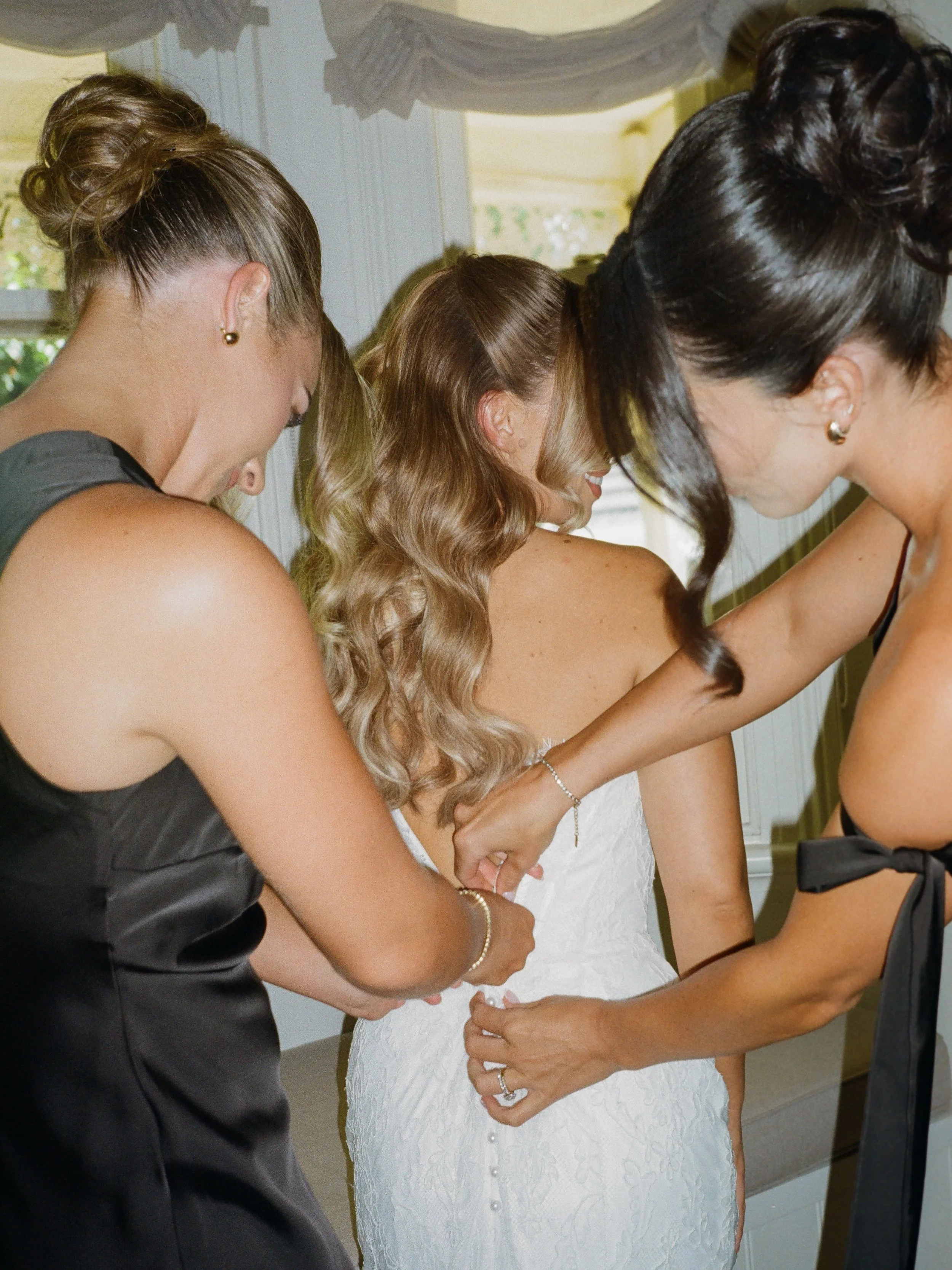 The getting ready details 🤍 shot perfectly by @jasoncorrotophoto love these little precious moments x 
.
.
Dream team
Flowers, styling, textiles, design @loversandfleurs 
Lovers @emmarodriguessss @zacrodrigues 
Venue @ravensthorpe.estate 
Photograph