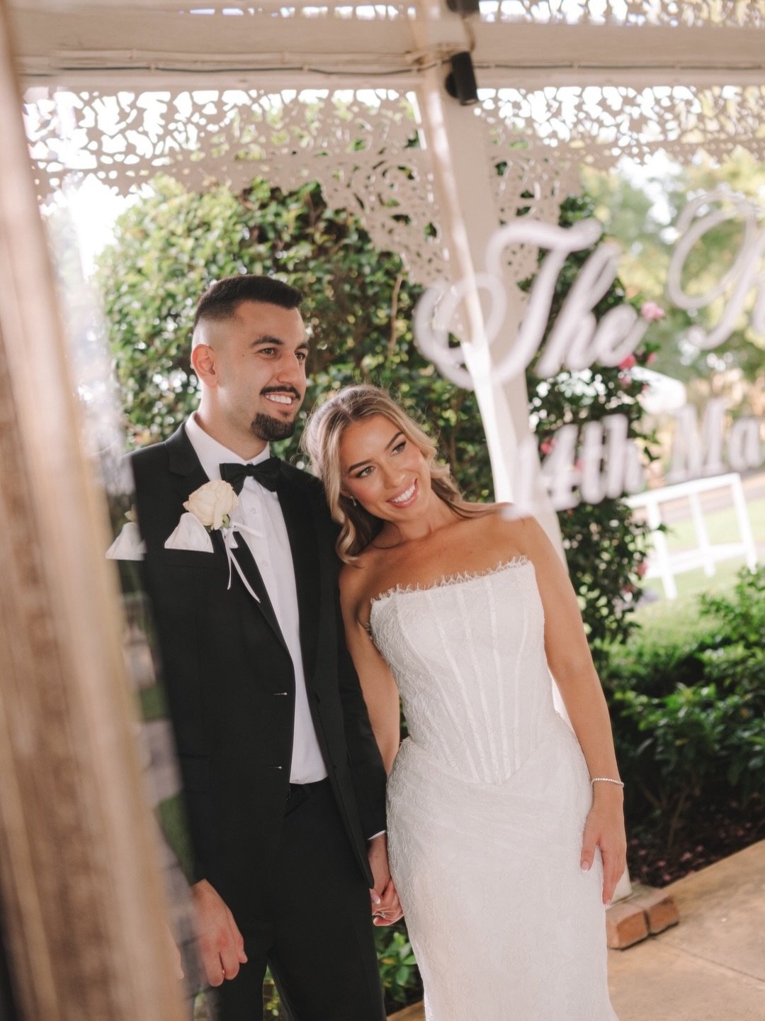Couple portraits 🤍 every details about this day was just perfection - the little bow detail on the bouquet ribbon is everything 🥹 x 
.
.
Dream team
Flowers, styling, textiles, design @loversandfleurs 
Lovers @emmarodriguessss @zacrodrigues 
Venue @