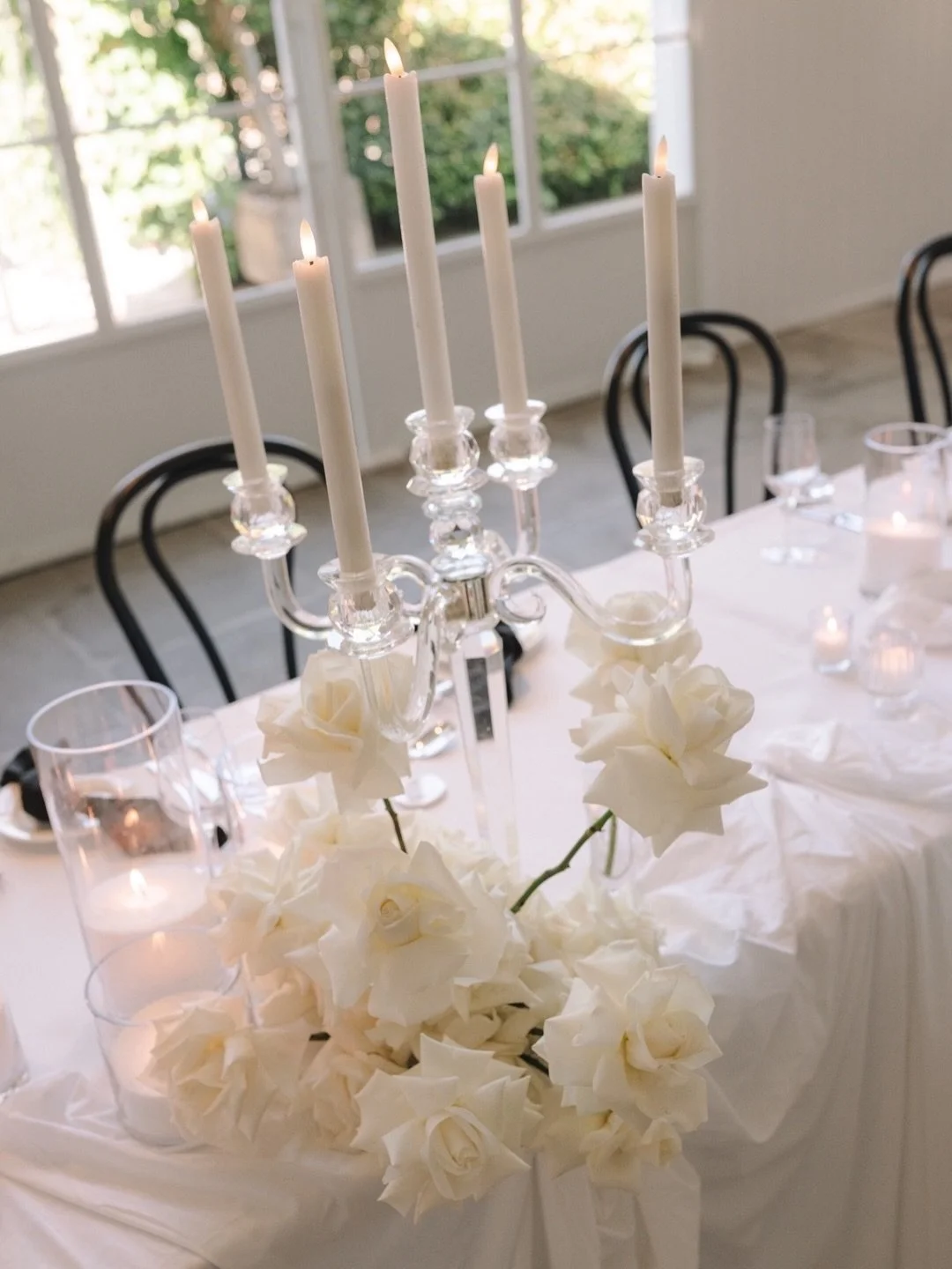 Floral details 🤍 an all white, ethereal dream for Emma &amp; Zac&rsquo;s head table x 
.
Dream team
Flowers, styling, textiles, design @loversandfleurs 
Lovers @emmarodriguessss @zacrodrigues 
Venue @ravensthorpe.estate 
Photographer @jasoncorrotoph