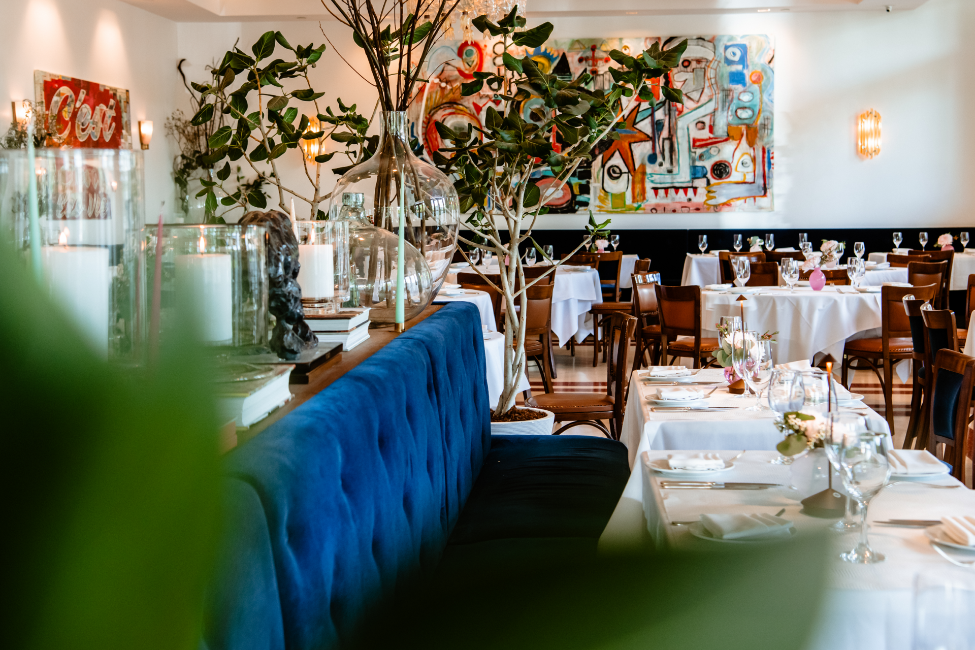 Brunch setting inside Le Bilboquet Cherry Creek French bistro