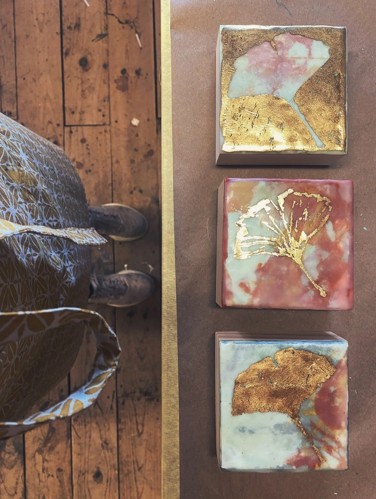 Playing with some bling-y ginkgo leaves today ✨ 

Encaustic, paper + gold leaf on panel, 4&rdquo; x 4&rdquo;