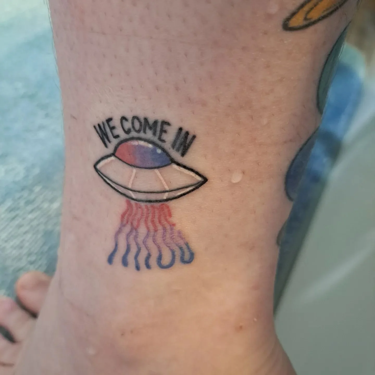 I simply couldn't let pride month go by without adding this lil cutie patootie spaceship to my leg. 🌈🛸

Thanks @laguna_alexander 🥰