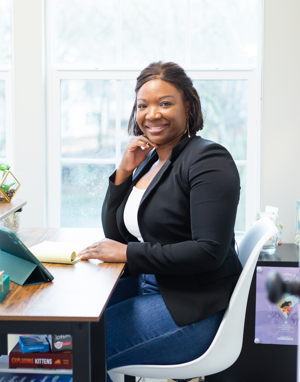 Soul Story Therapy therapist Carnisha Johnson smiling at her desk