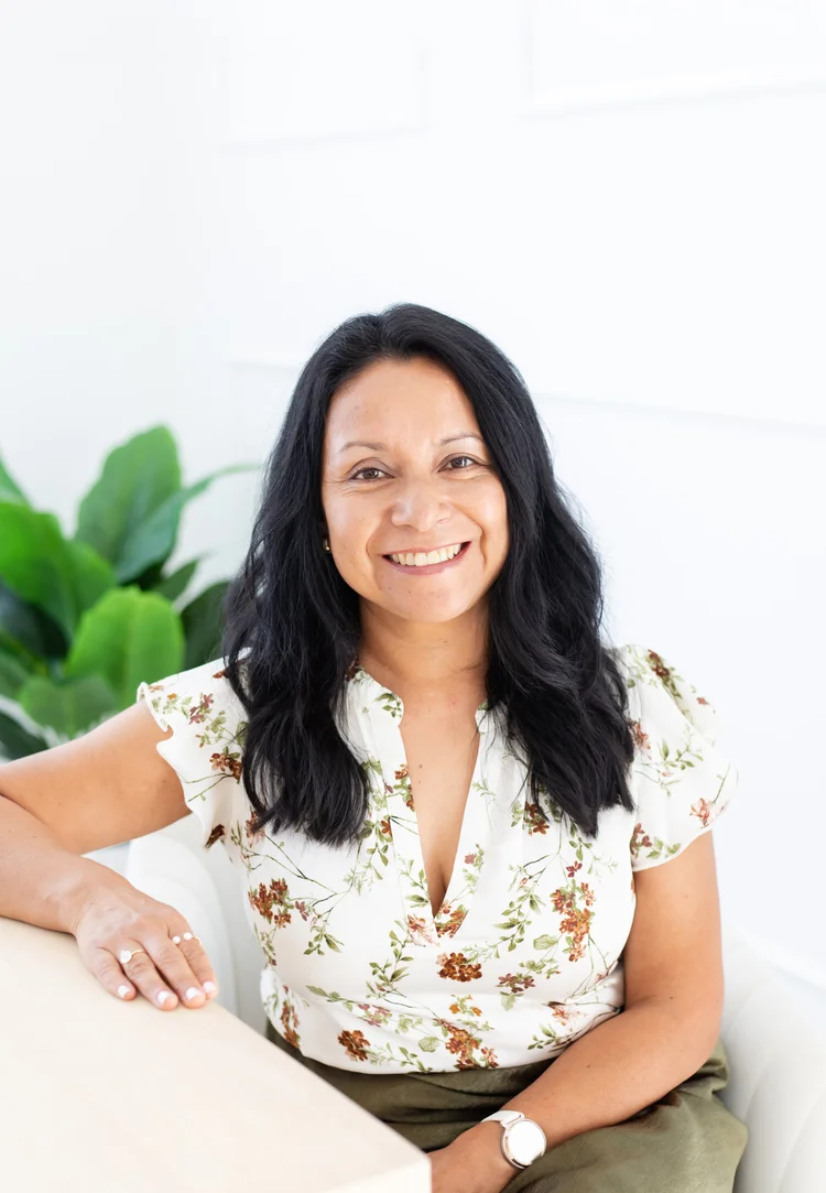 Retrato de Eva Thau, psicoterapeuta bilingüe en Helena, Alabama