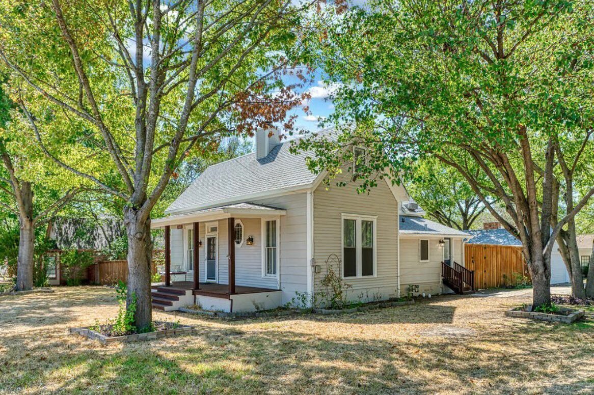 Downtown house alert! 3/2 $298k! .3 acre 🥹

&mdash;

Adorable home located in the historic district of Lancaster! Make your move on this updated house, before someone else does! The interior is a bright sanctuary of clean lines. The sparkling new ki